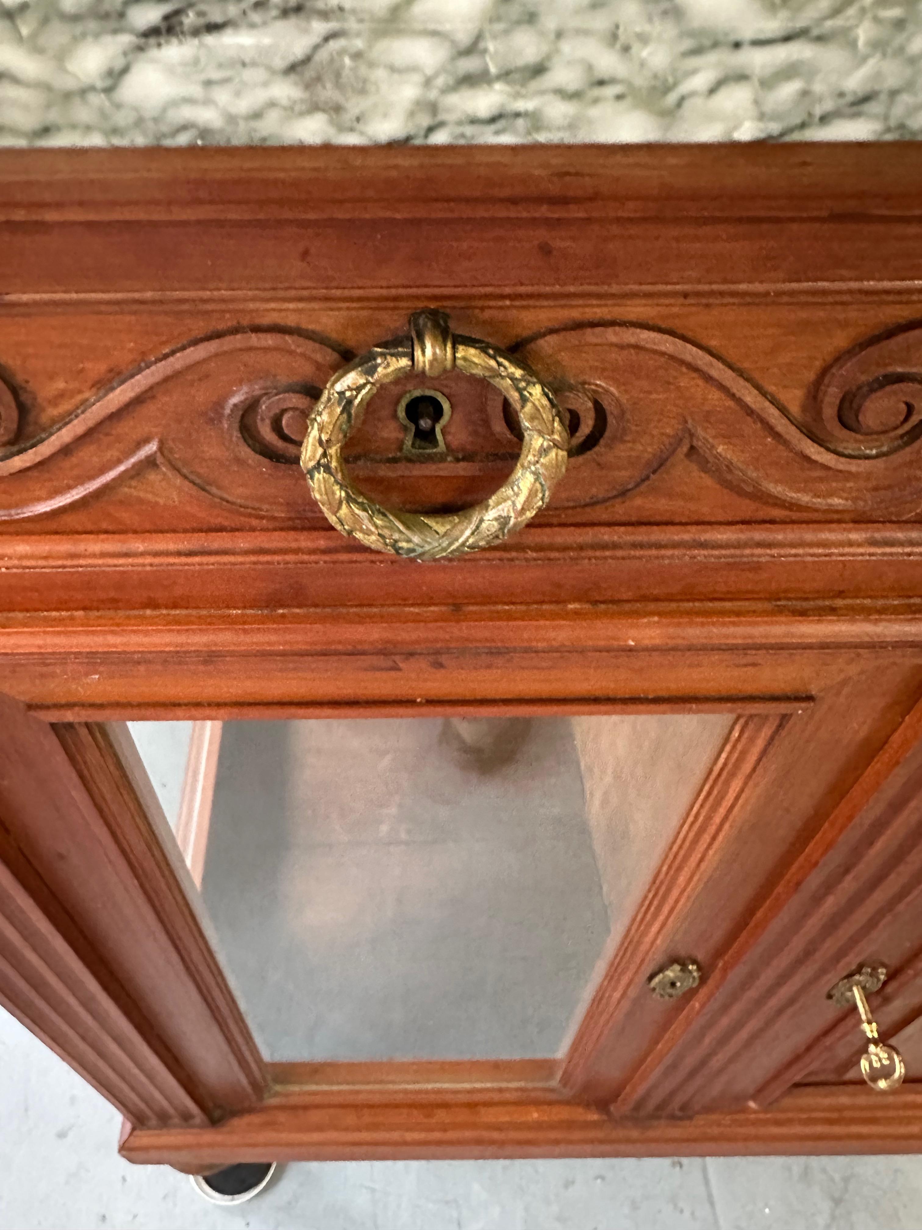 Antique 19th Century French Directoire Style Marble Top Cherrywood Aparador Cereza en venta