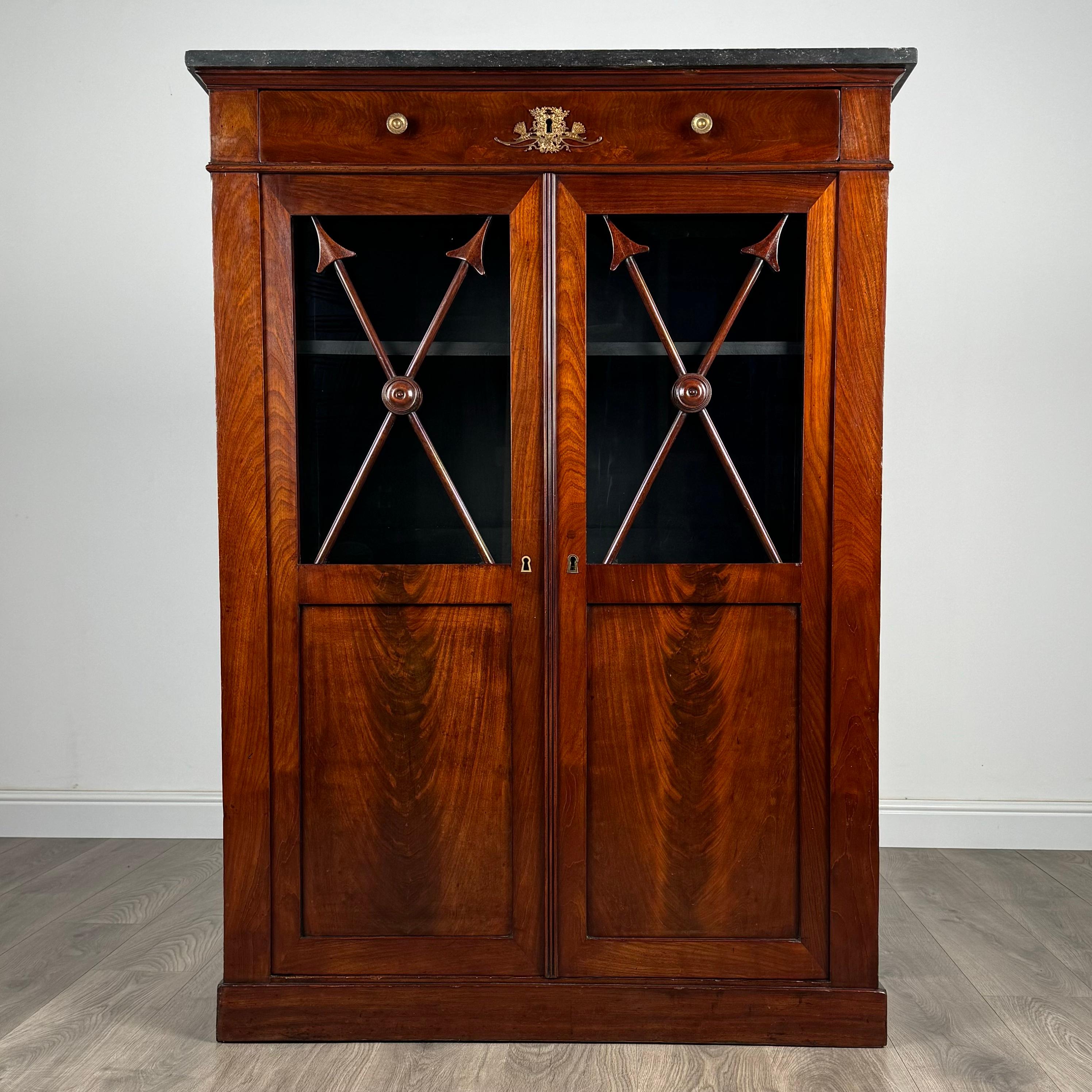 Laissez-vous séduire par l'attrait de l'artisanat français avec cette superbe vitrine ancienne en acajou du XIXe siècle, fabriquée vers 1880, d'une élégance intemporelle et d'une qualité supérieure. Ce meuble captivant sert d'écrin à vos précieux