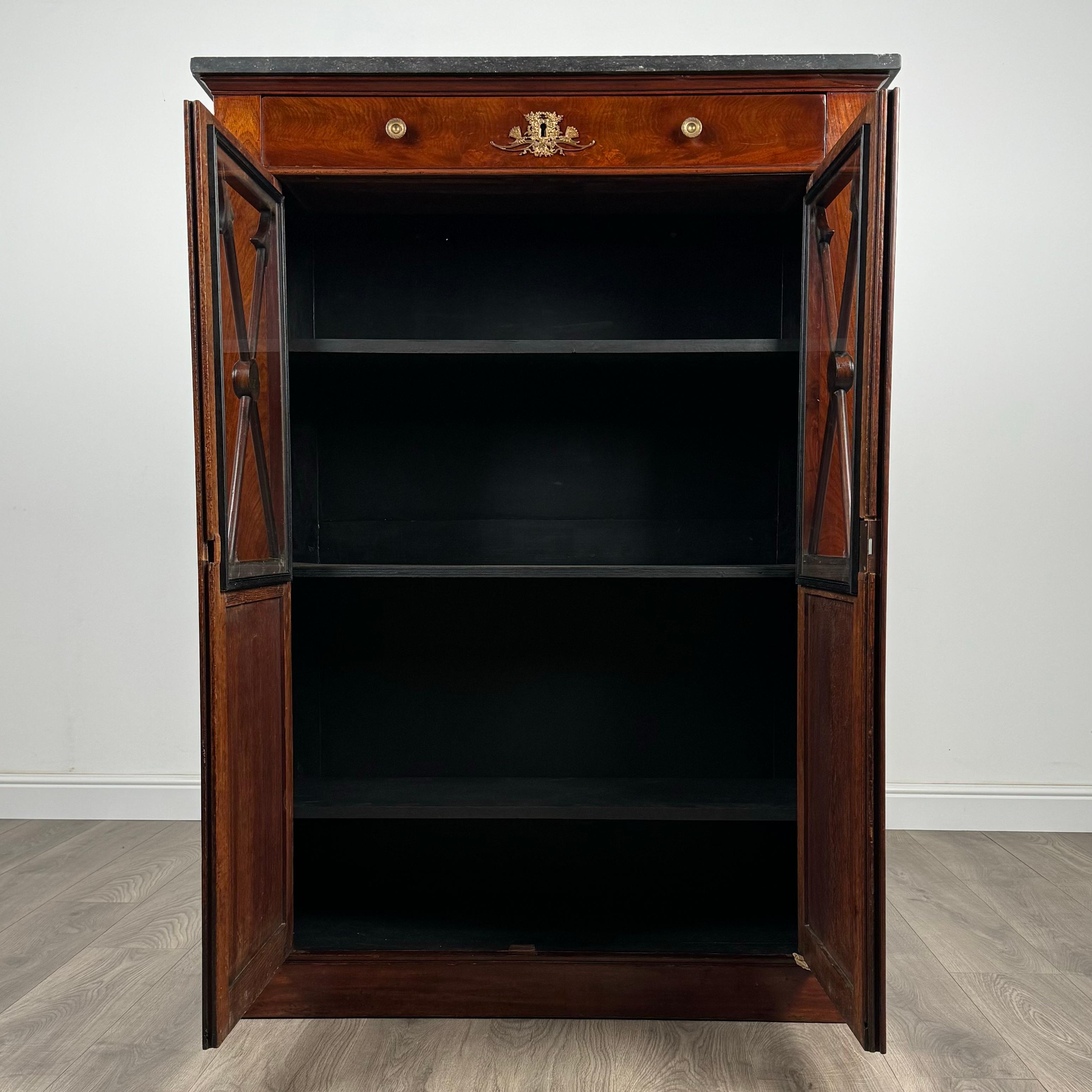 Britannique Vitrine française ancienne du 19ème siècle en acajou (REF AF-3227) en vente