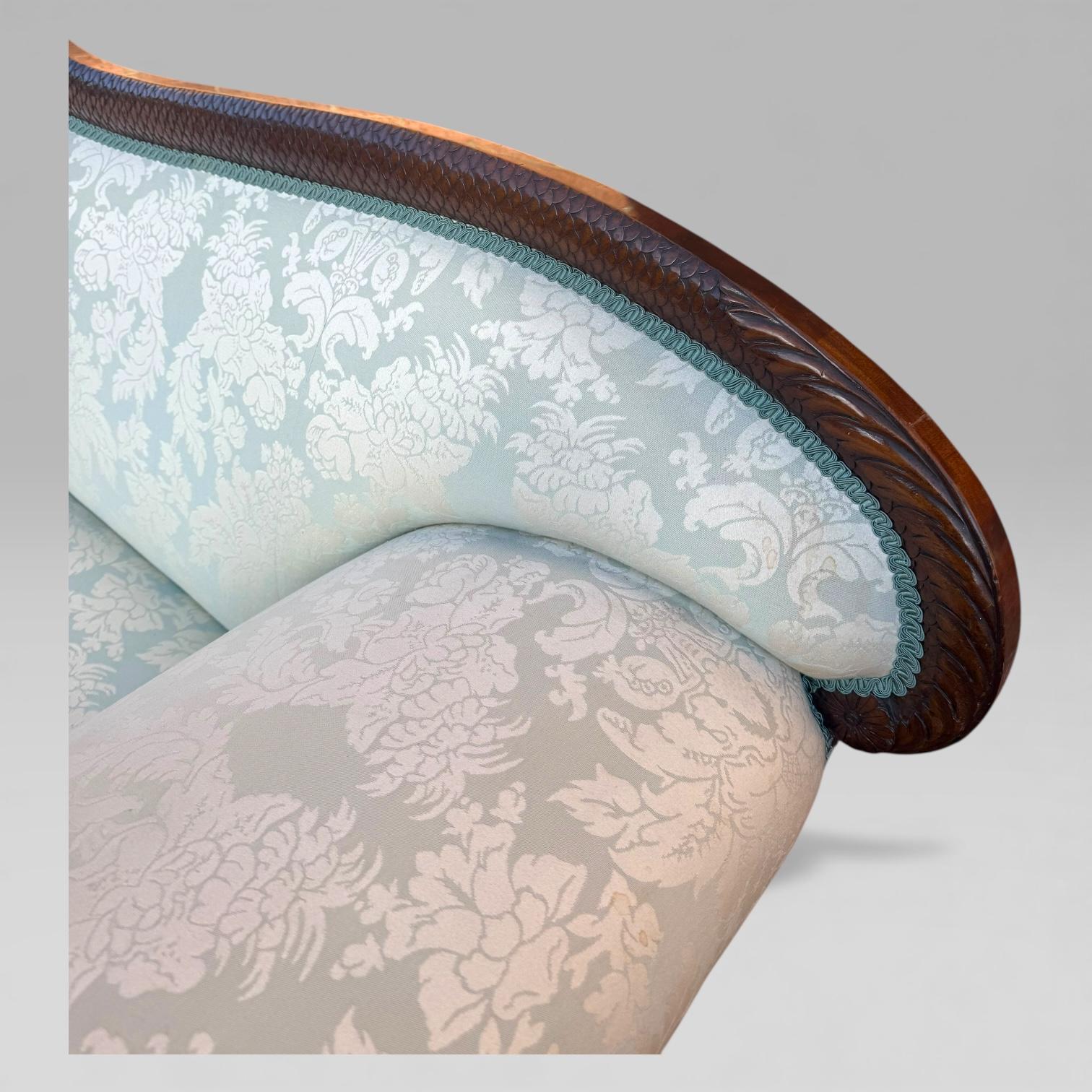 Divano in mogano a fiamma impero francese del XIX secolo con dettagli intagliati in vendita 4