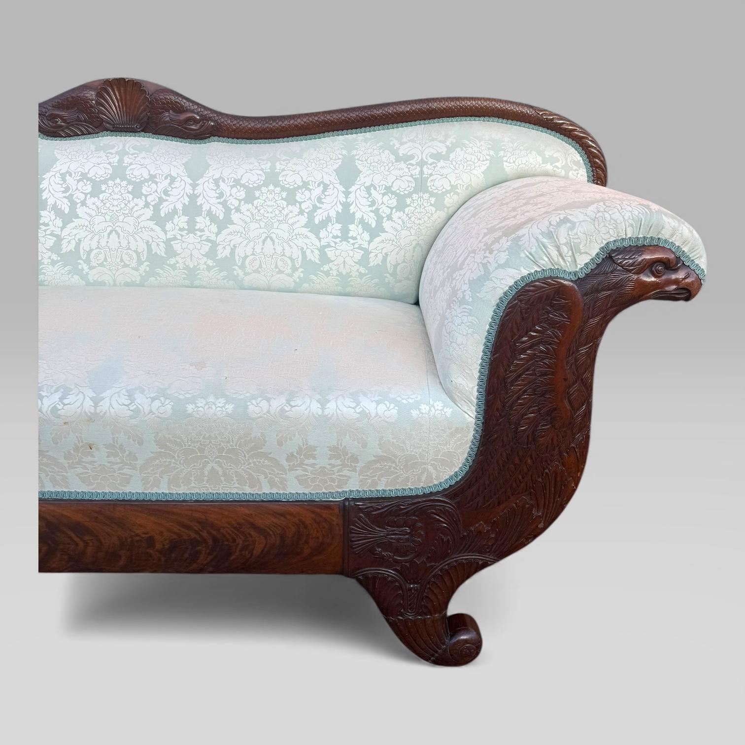 Francese Divano in mogano a fiamma impero francese del XIX secolo con dettagli intagliati in vendita