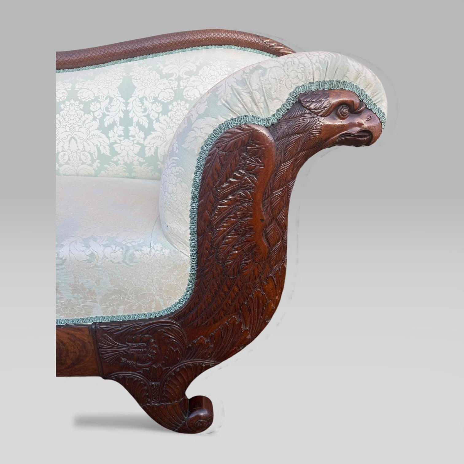 Divano in mogano a fiamma impero francese del XIX secolo con dettagli intagliati In condizioni buone in vendita a King's Lynn, GB