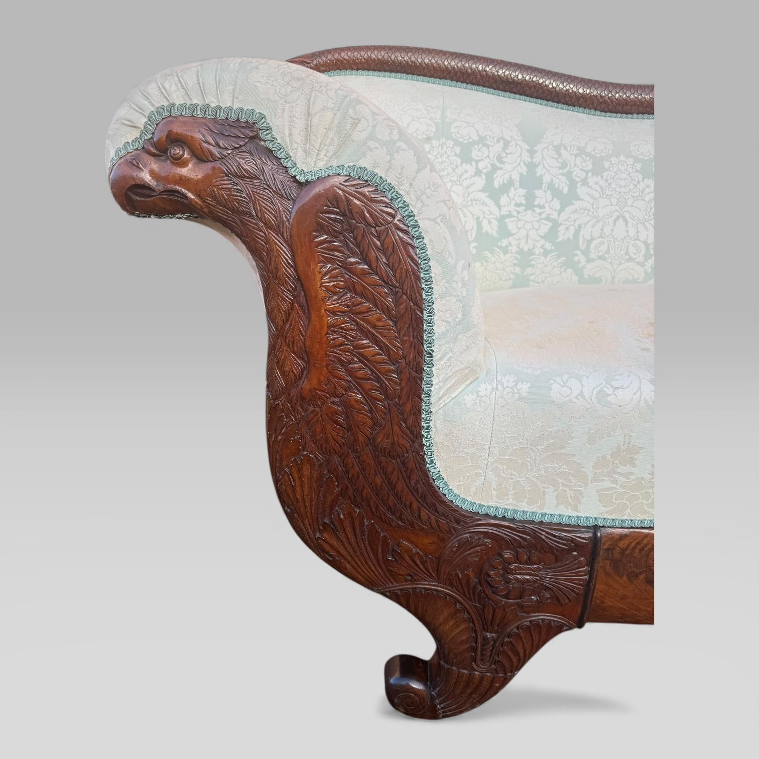 Tessuto Divano in mogano a fiamma impero francese del XIX secolo con dettagli intagliati in vendita