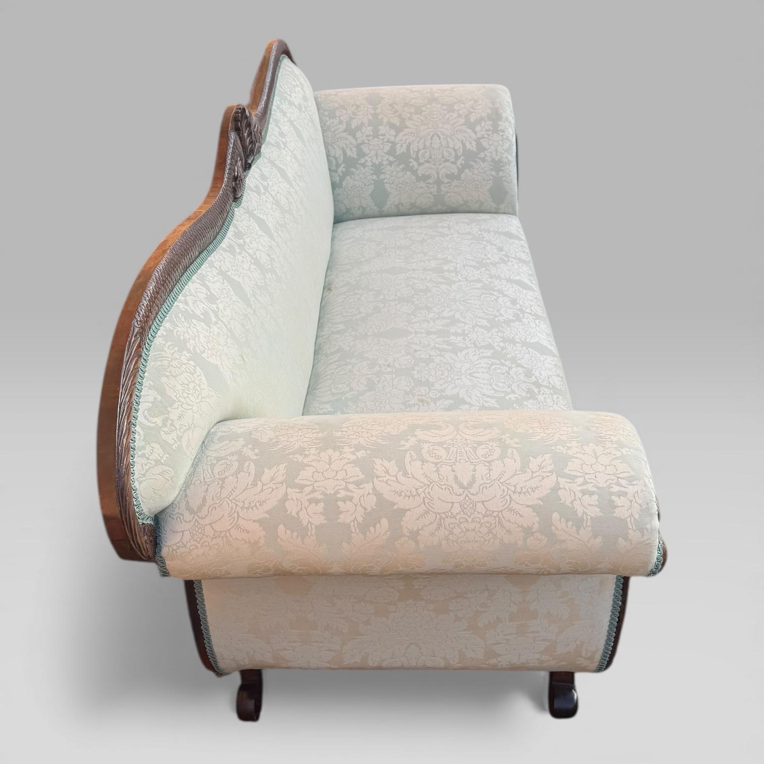 Divano in mogano a fiamma impero francese del XIX secolo con dettagli intagliati in vendita 1