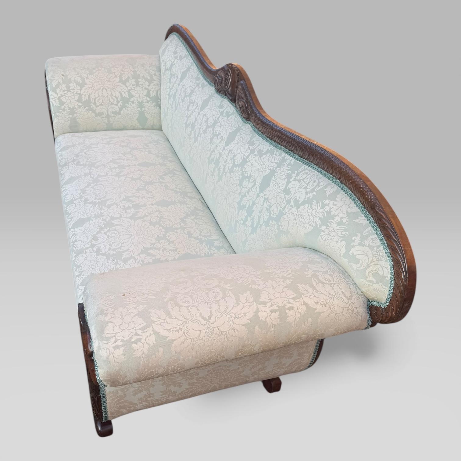 Divano in mogano a fiamma impero francese del XIX secolo con dettagli intagliati in vendita 2