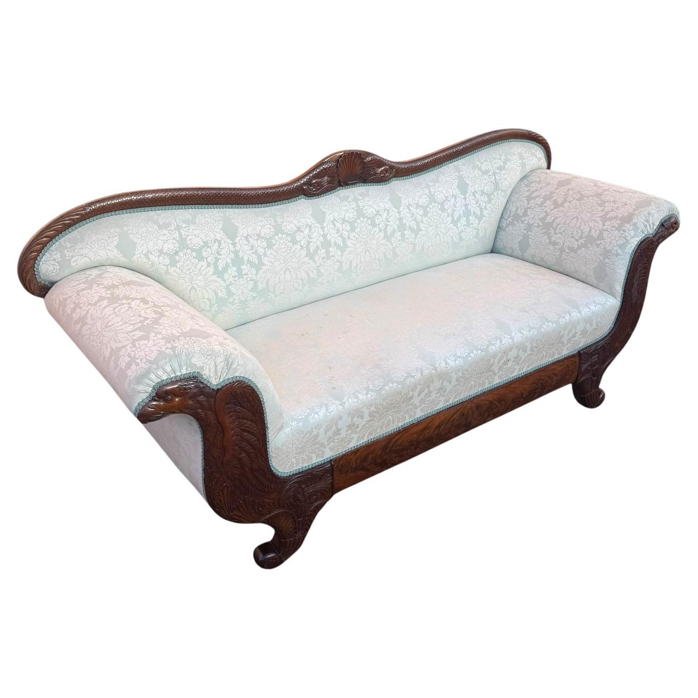 Divano in mogano a fiamma impero francese del XIX secolo con dettagli intagliati