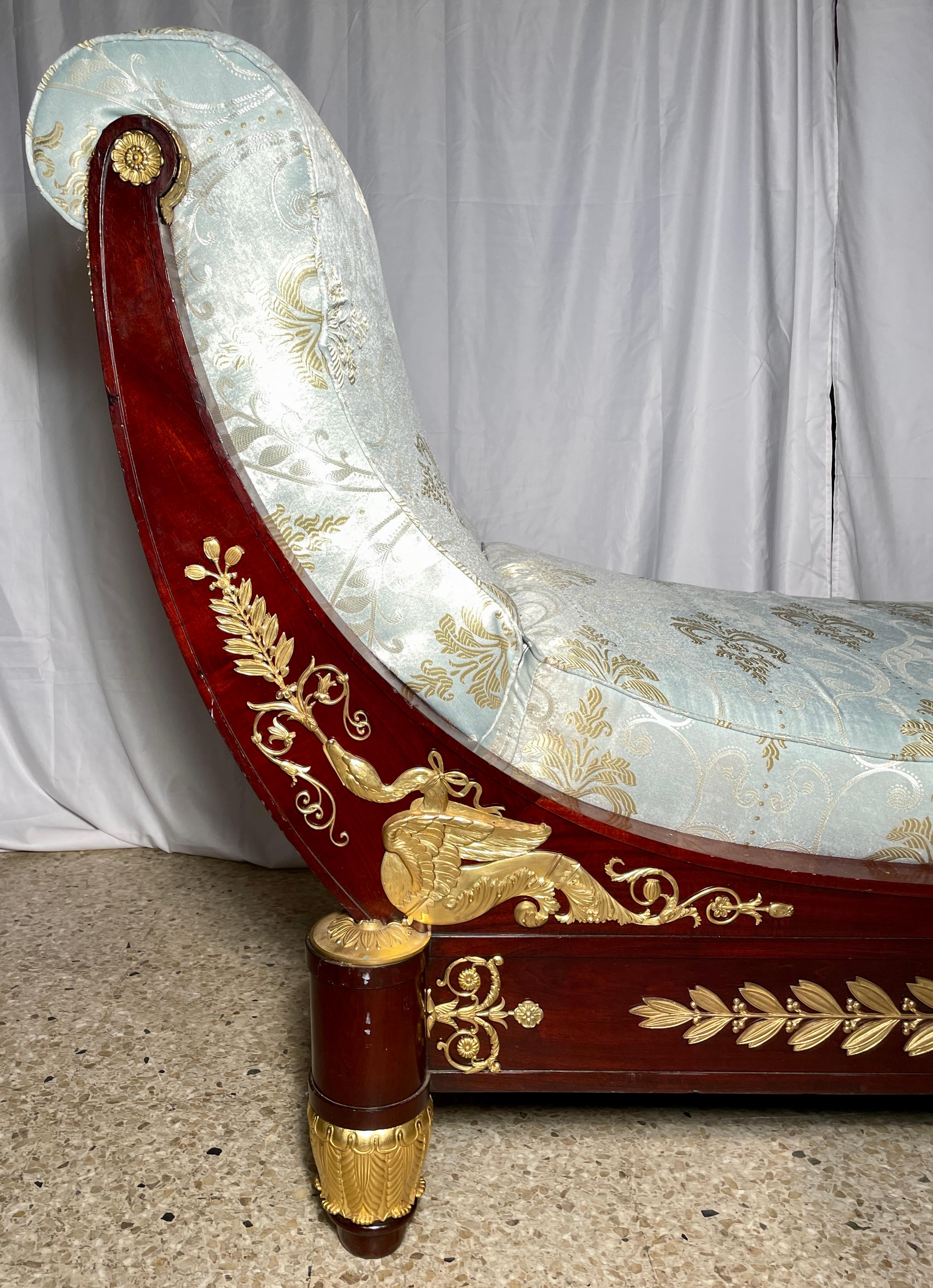 Antikes französisches Empire-Tagesbett „Lit de Repos“ aus Goldbronze und Mahagoni aus dem 19. Jahrhundert. (Französisch) im Angebot