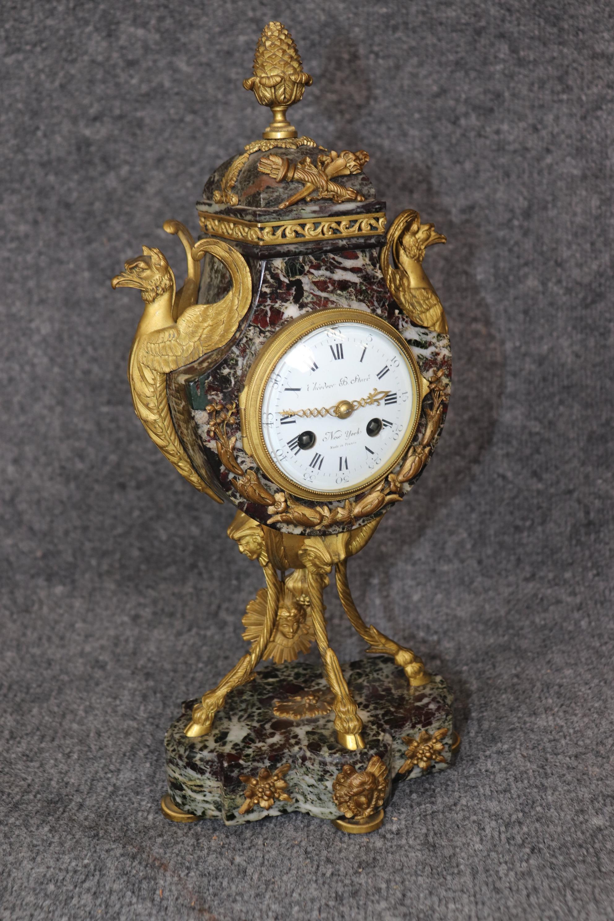 Dimensioni - H. H. 16 pollici L: 7 1/2 in D: 4 1/4 in

Questo eccezionale orologio in bronzo ormolu in stile Impero francese del XIX secolo, realizzato dal rinomato orologiaio parigino Etienne Maxant e venduto dalla prestigiosa azienda newyorkese