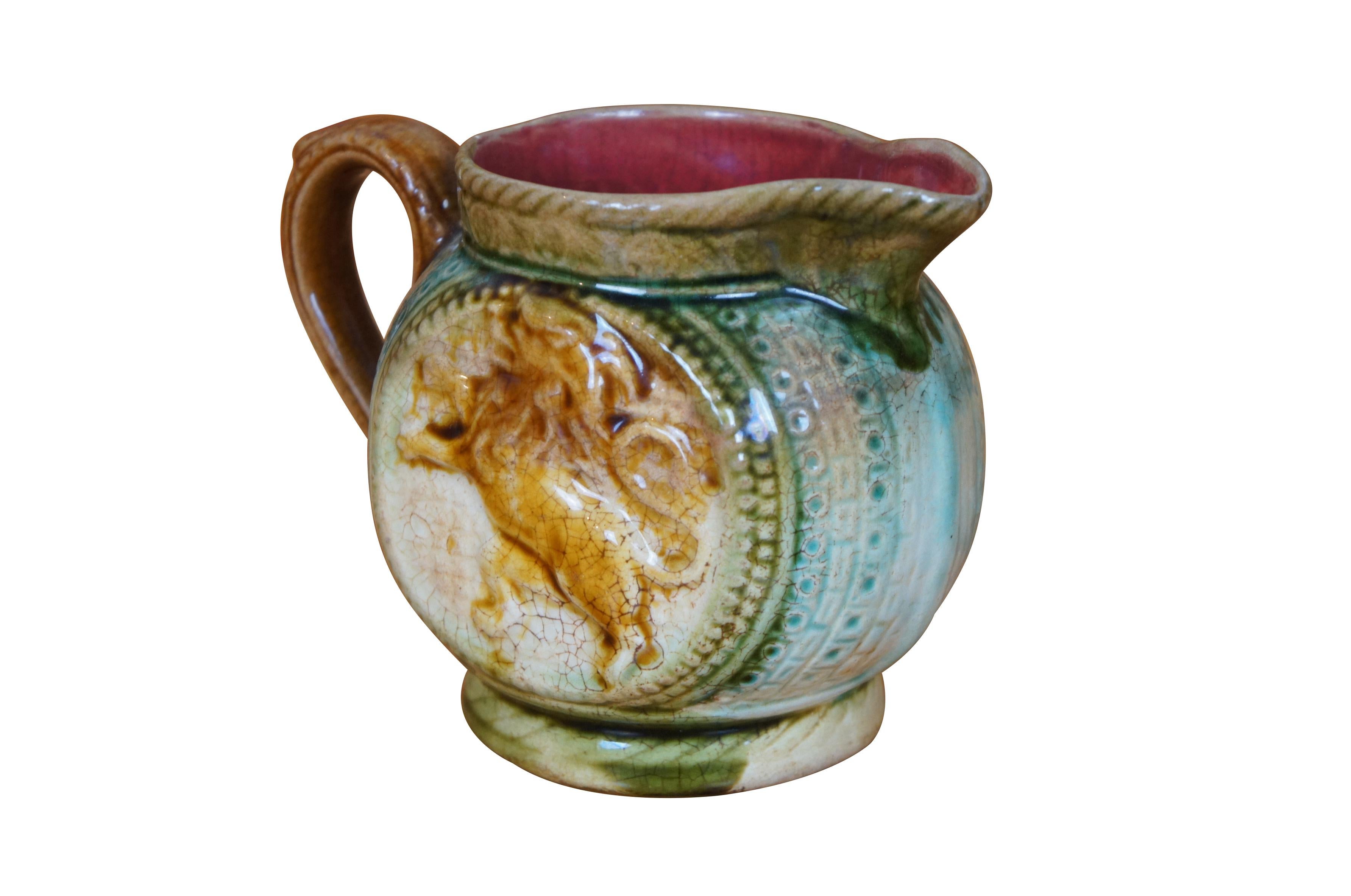 Antica brocca in maiolica di Frie Onnaing con smalti policromi e un leone araldico su ciascun lato.

Dimensioni:
6