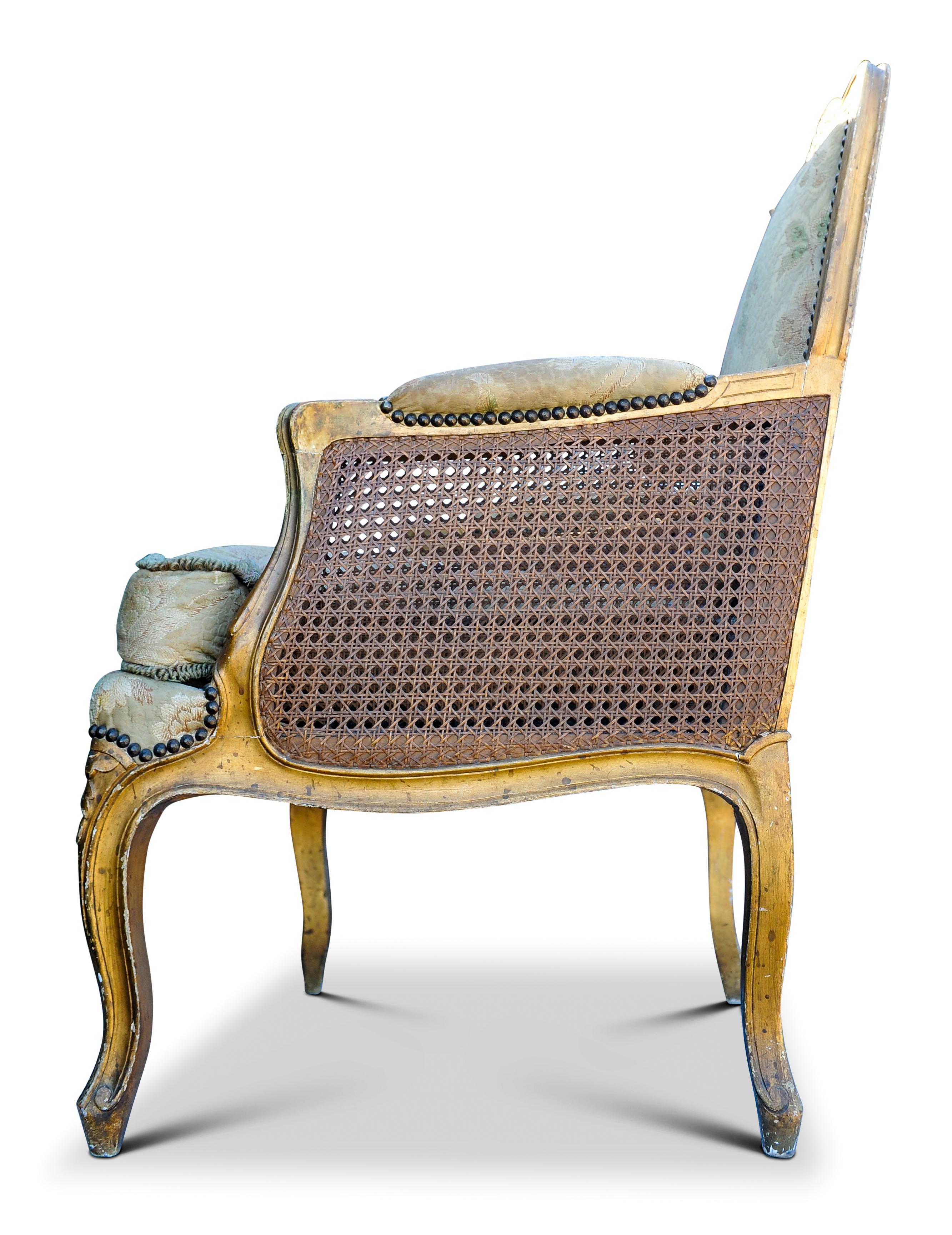 Maravilloso sillón Bergere francés antiguo del siglo XVIII, dorado y con detalles de tachuelas.
Cojines de Damasco de Seda con cenefas de borlas.
Tablero duro bordado con borde de caña.
Diseño Luis XV.

Altura hasta los brazos 68 cm Altura hasta el