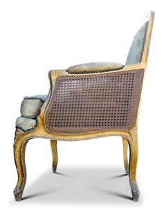 Antique 18th Century French Sillón Bergere Dorado con Tachuelas y Detalles Florales