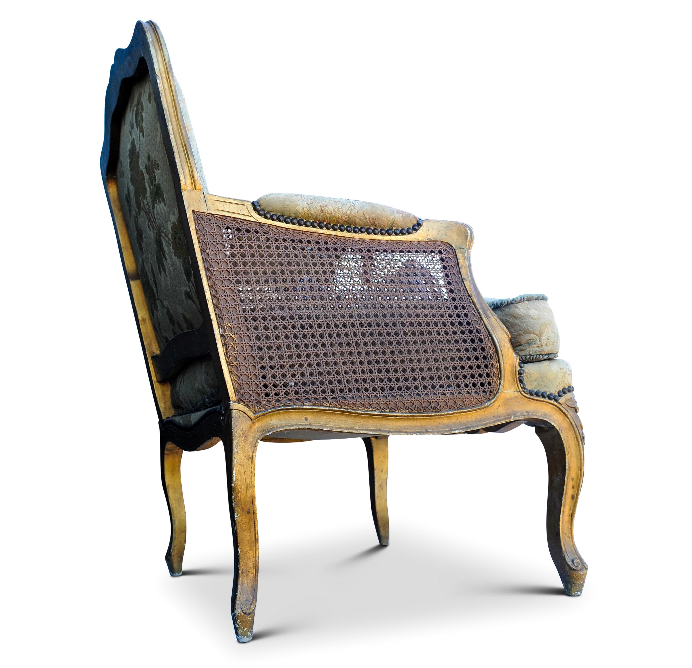 Antiker französischer vergoldeter Bergere-Sessel des 19. Jahrhunderts mit Nietendetails im Angebot 1