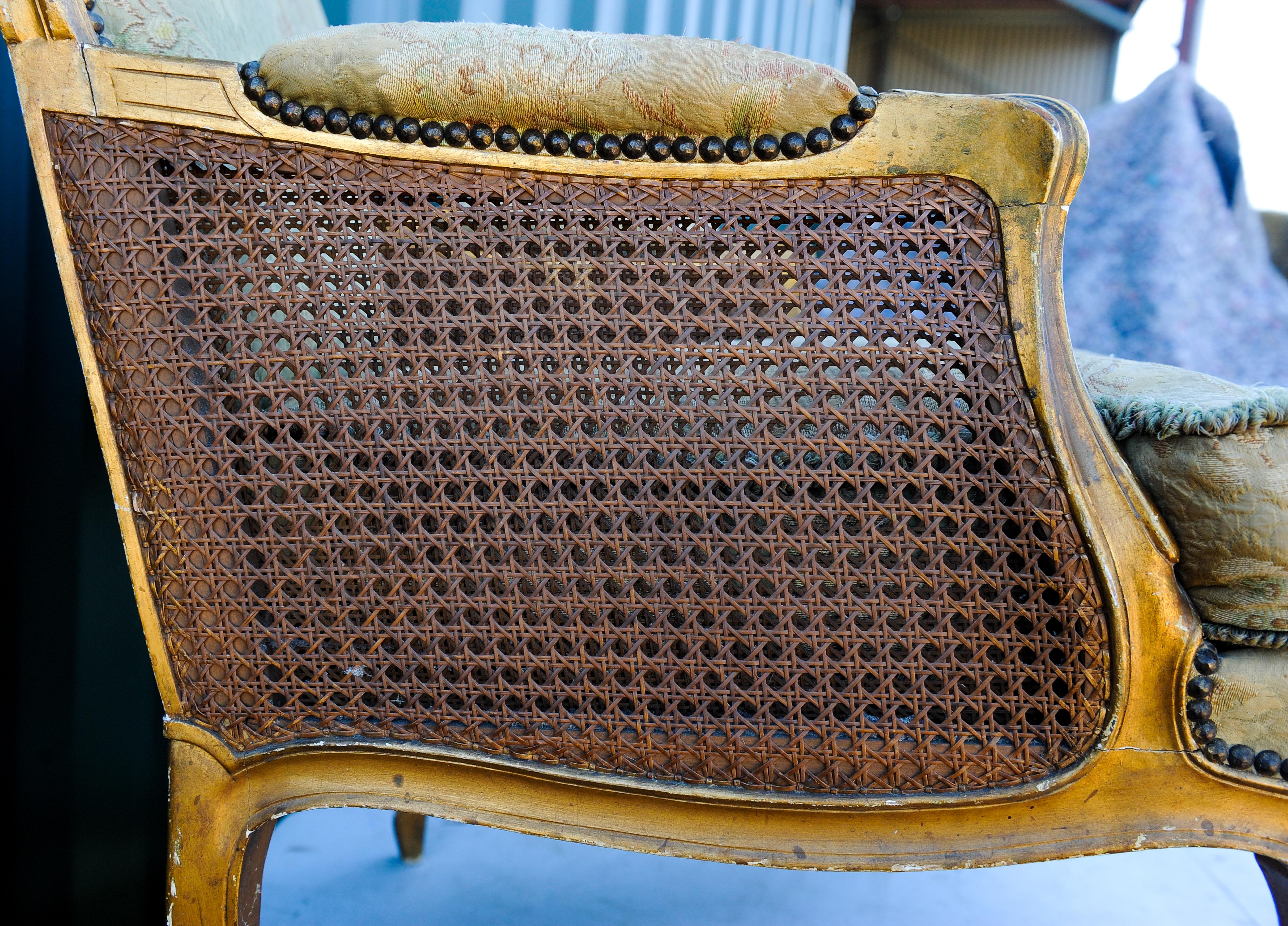 Antiker französischer vergoldeter Bergere-Sessel des 19. Jahrhunderts mit Nietendetails im Angebot 2