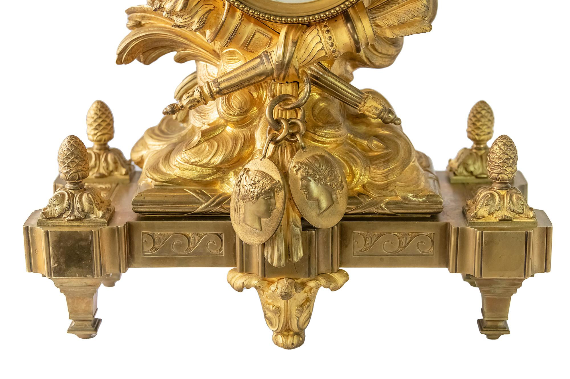 Antike französische Kaminuhr aus vergoldeter Bronze aus dem 19. Jahrhundert im Zustand „Gut“ im Angebot in Vilnius, LT
