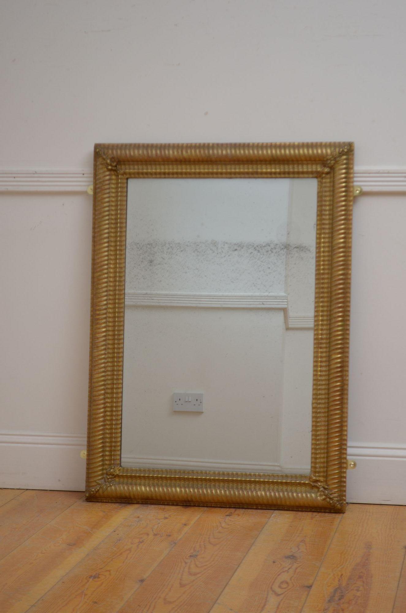 St051 Miroir ancien en bois doré du 19ème siècle, avec verre d'origine, dans un cadre moulé et doré avec un effet d'ondulation et des motifs floraux à chaque coin. Ce miroir ancien peut être positionné en portrait ou en paysage. Ce miroir a conservé