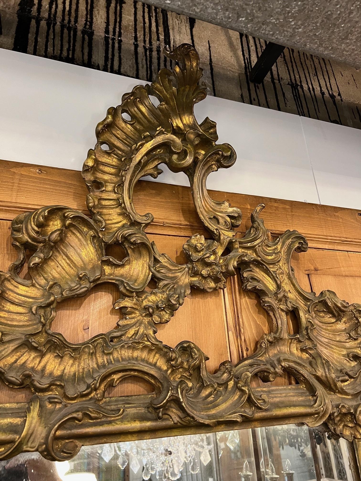 Miroir mural doré français ancien du 19ème siècle Bon état - En vente à Stamford, CT