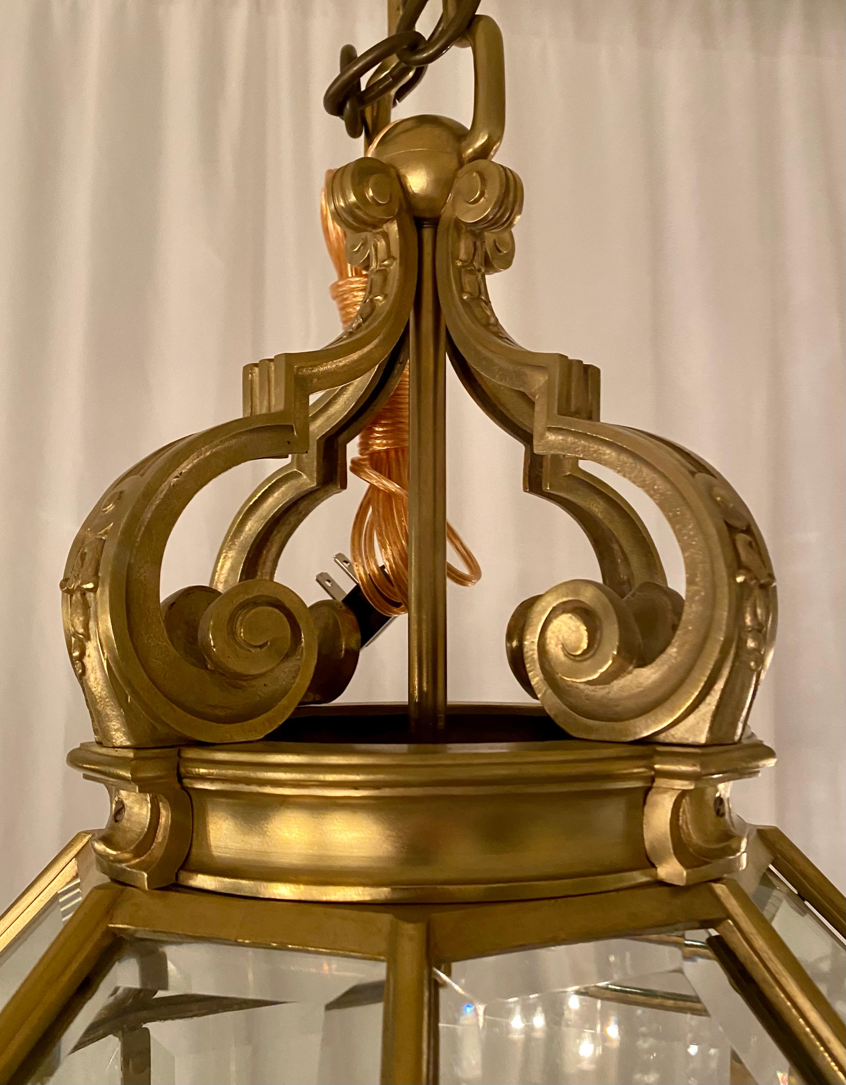 Antike französische Goldbronze-Laterne aus dem 19. Jahrhundert mit abgeschrägtem Glas, 19. Jahrhundert (Französisch) im Angebot