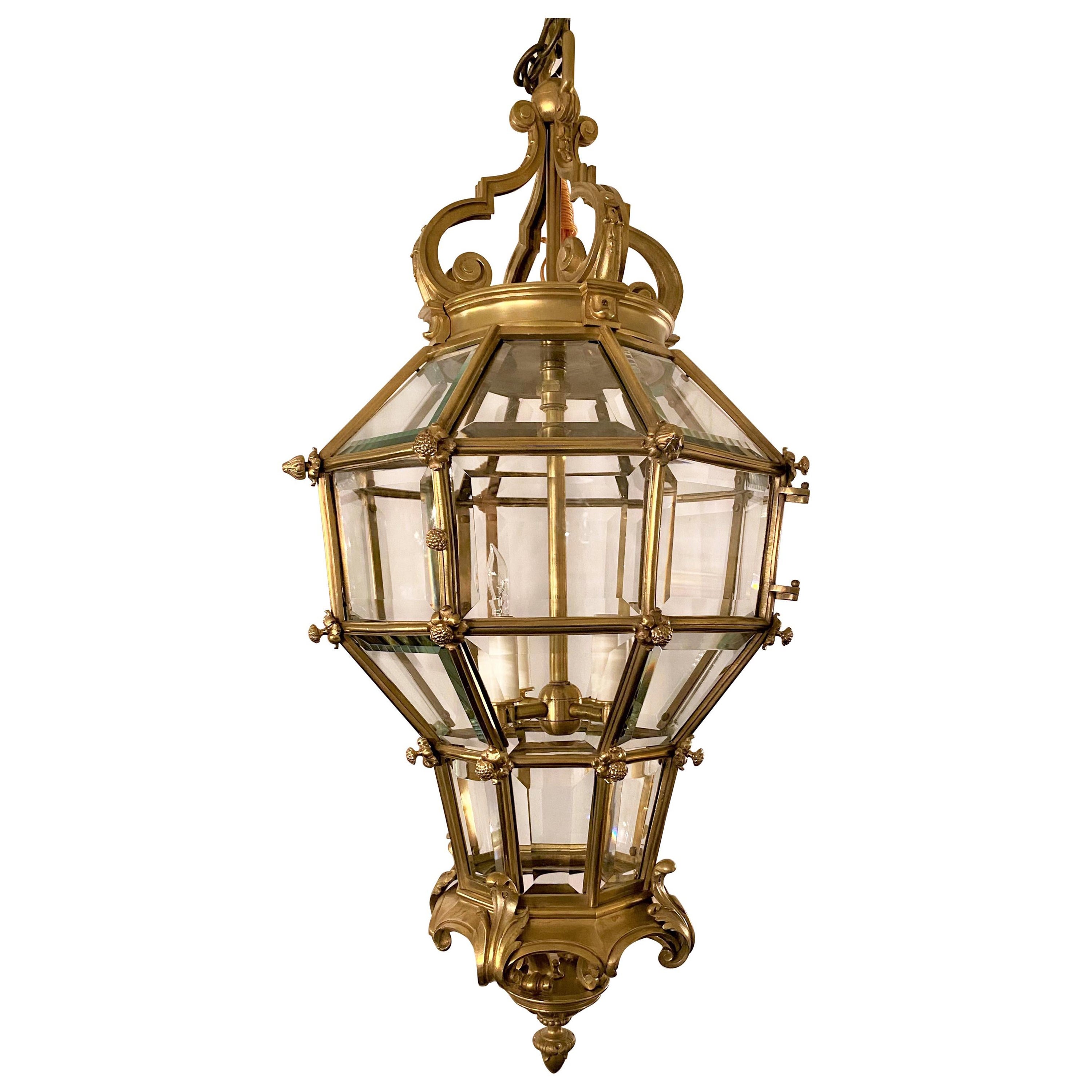 Antiguo Farol Chateau Francés del Siglo XIX de Bronce Dorado y Cristal Biselado