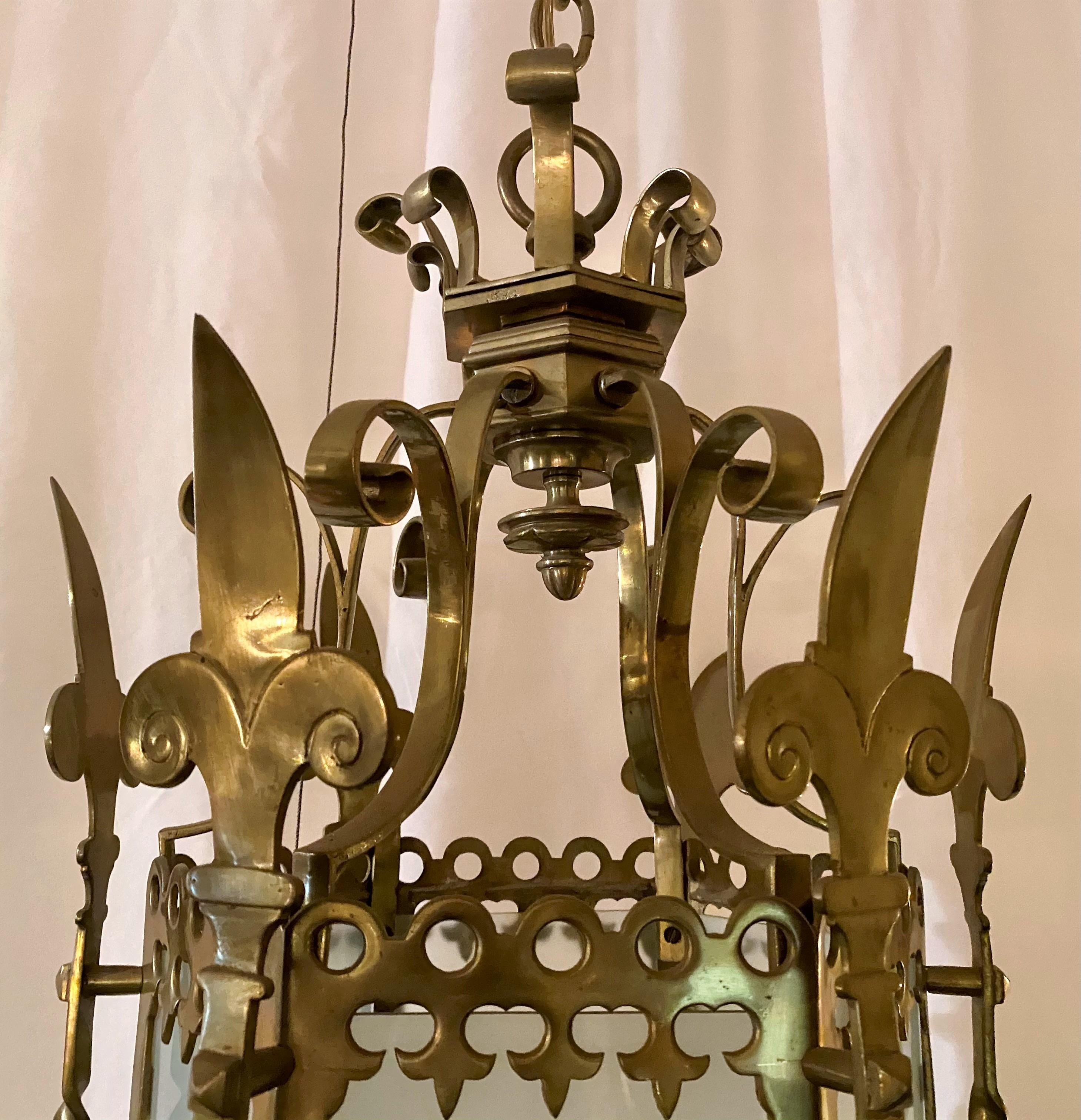 Antique 19th century French gold bronze chateau light lantern.
LAN040.