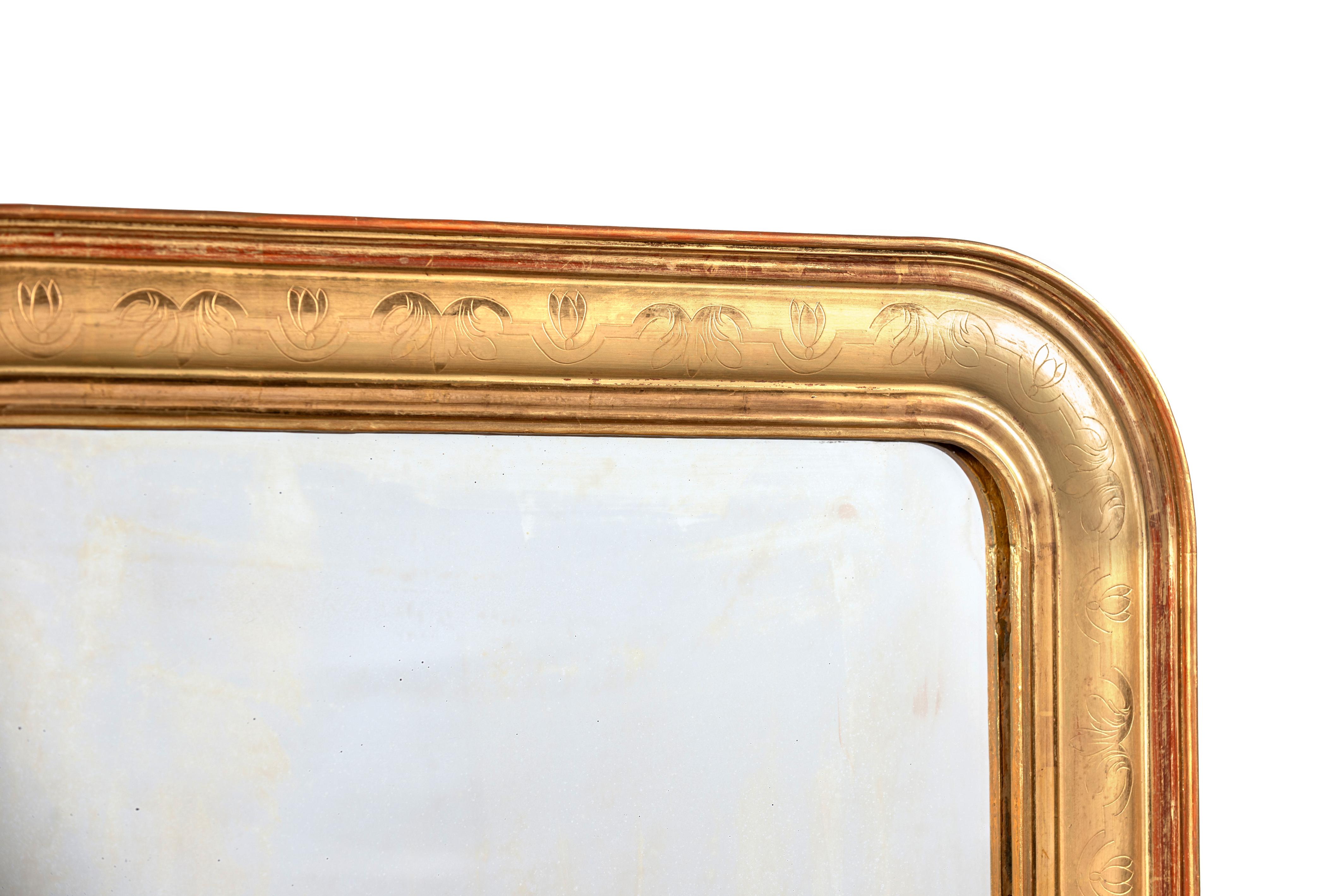 Questo specchio è uno splendido esempio di antico specchio francese Louis Philippe, realizzato intorno al 1850, un periodo noto per la sua sottile miscela di artigianato ed estetica raffinata. La cornice è interamente dorata con foglia d'oro,