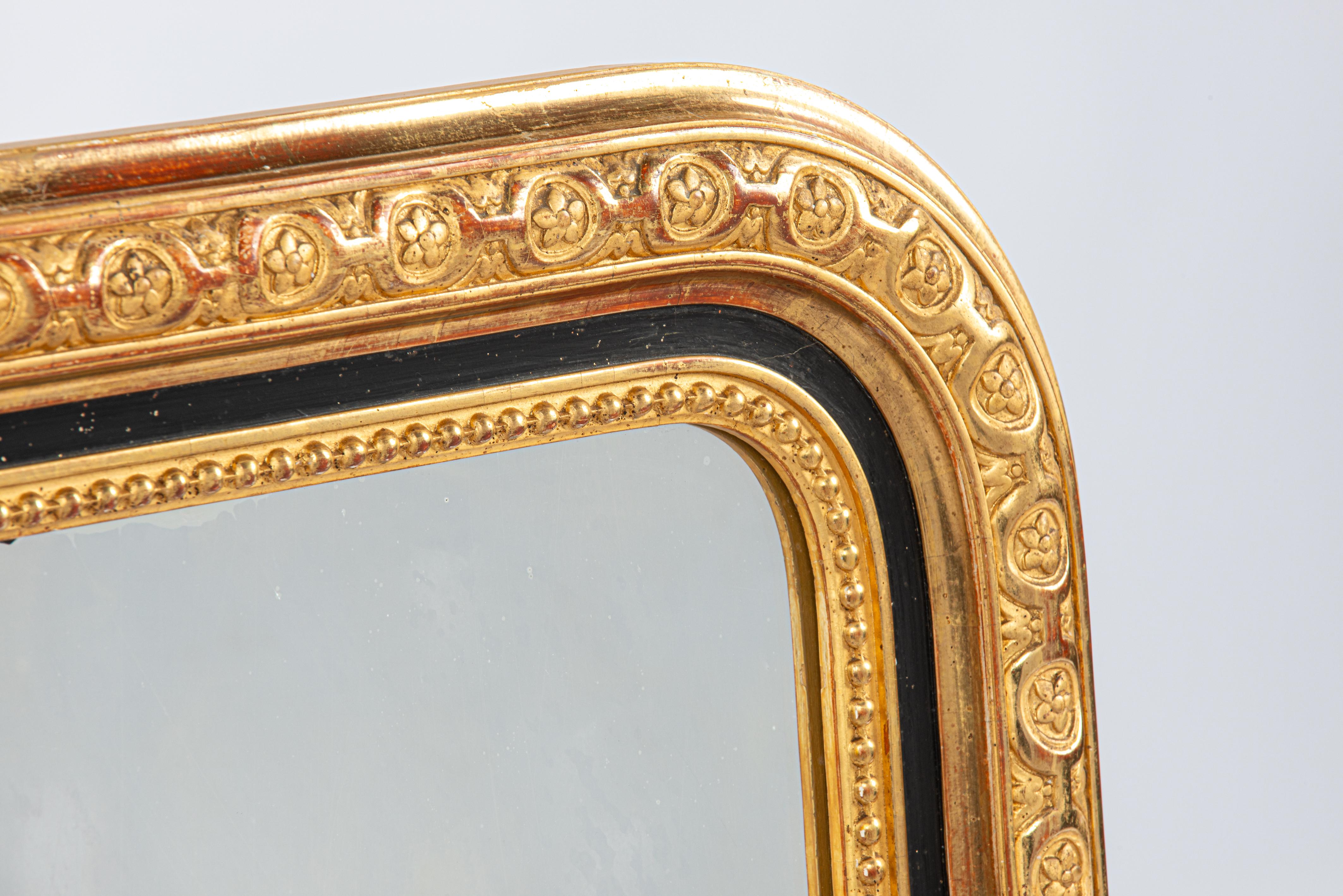Antique 19th-century French gold leaf gilt gadrooned Louis Philippe mirror In Good Condition For Sale In Casteren, NL