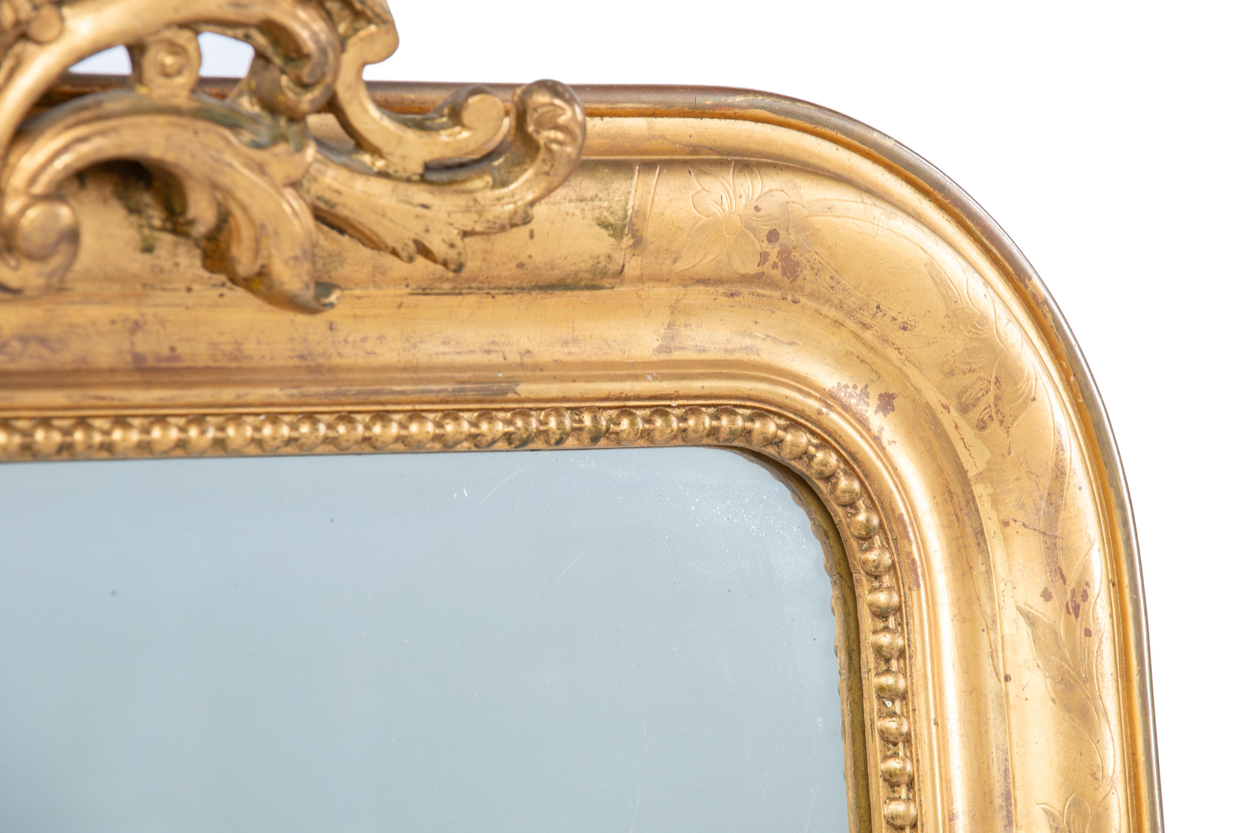 Antique 19th-century French gold leaf gilt Louis Philippe mirror with crest In Good Condition In Casteren, NL