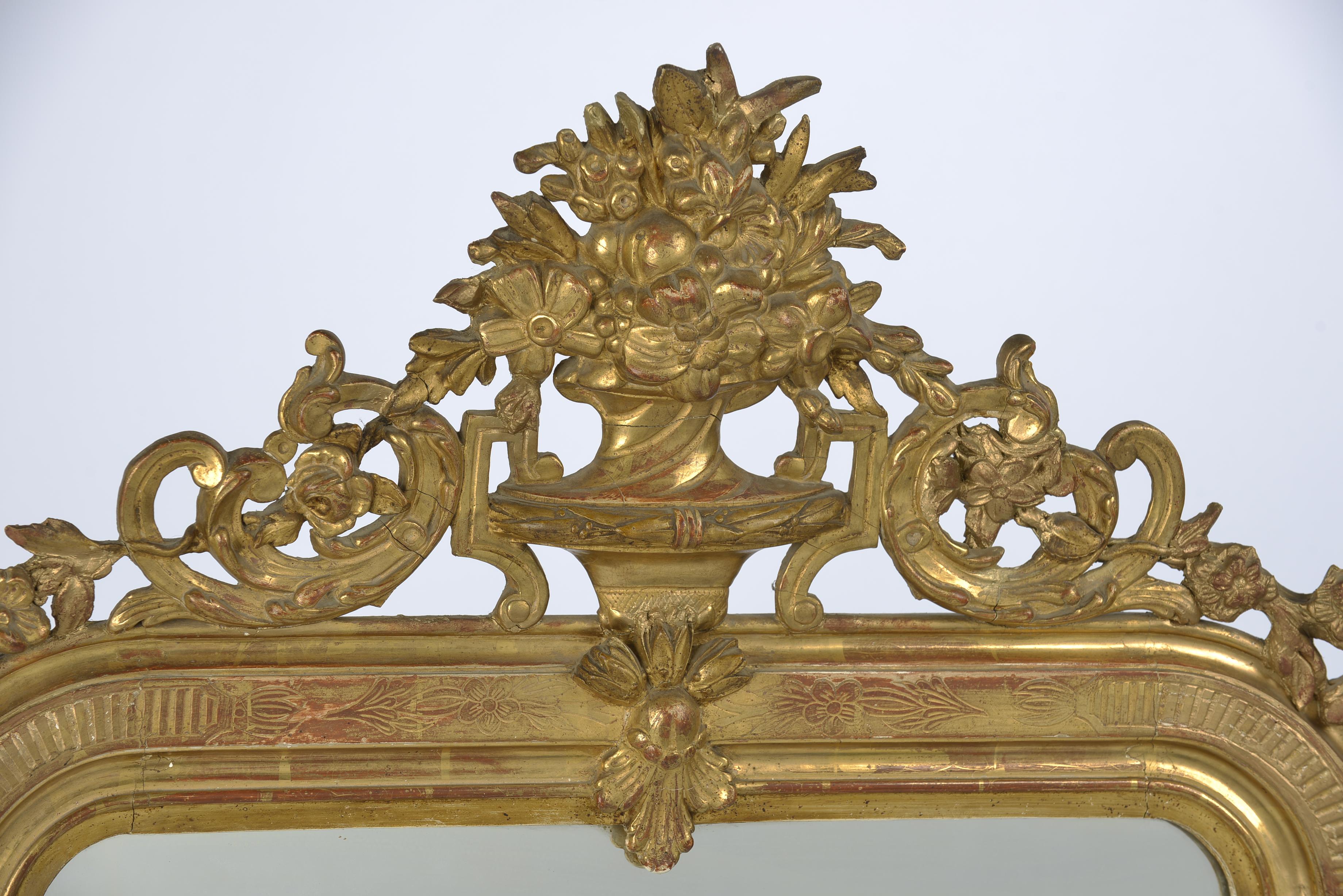 Antique 19th Century French Gold Leaf Gilt Louis Philippe Mirror with Crest For Sale 2