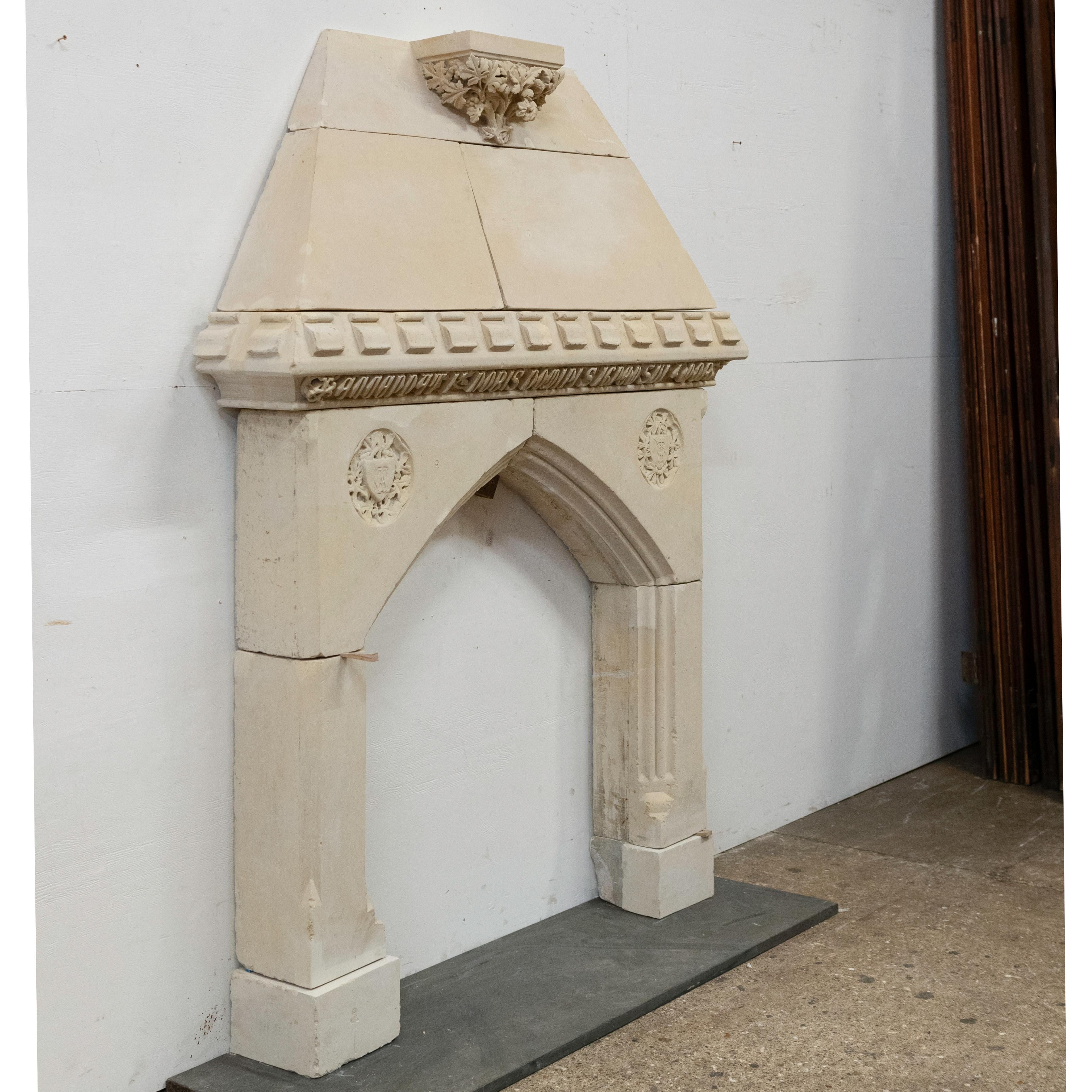 Antico camino in pietra del XIX secolo in stile gotico-revival francese in vendita 4