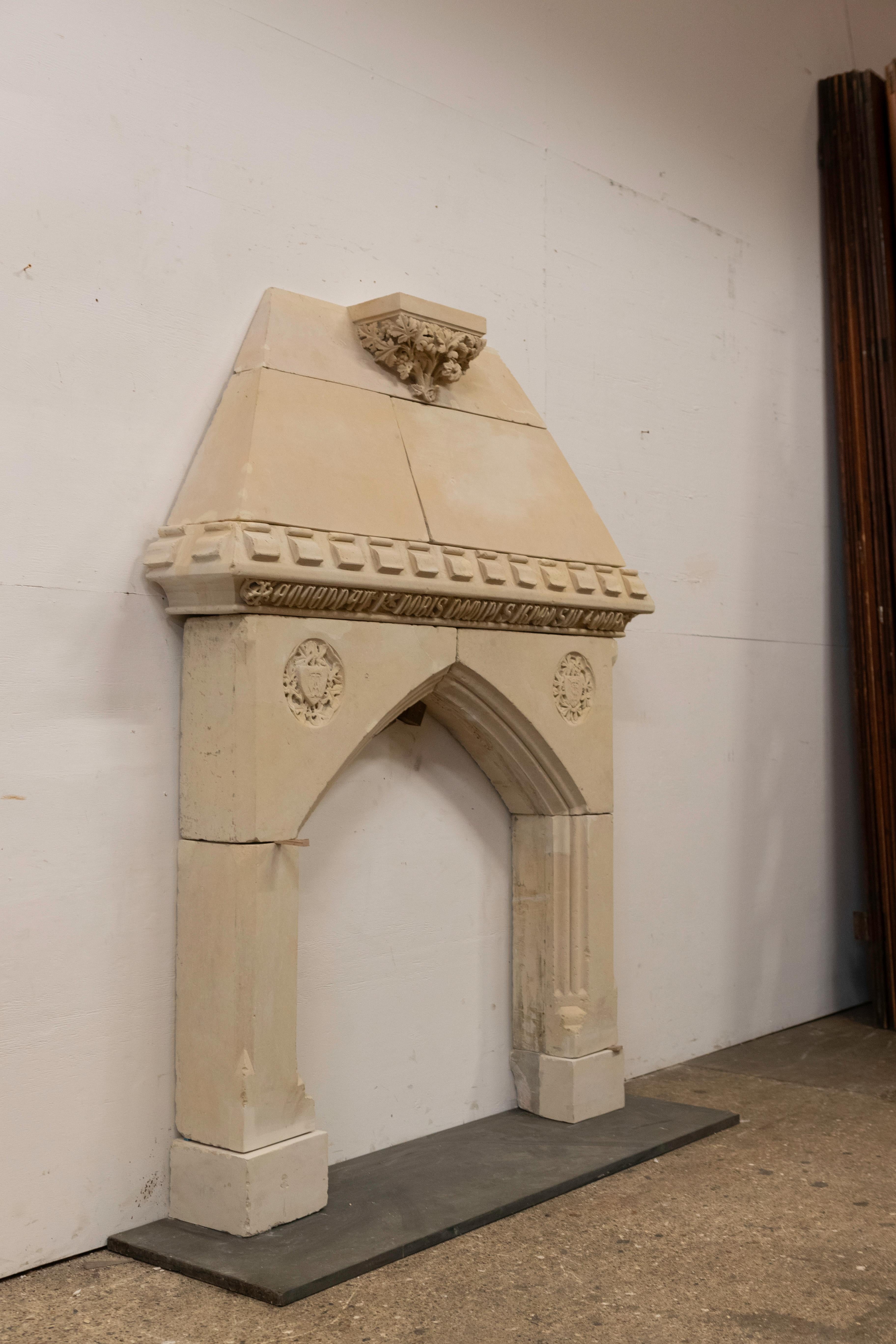 Antico camino in pietra del XIX secolo in stile gotico-revival francese in vendita 5
