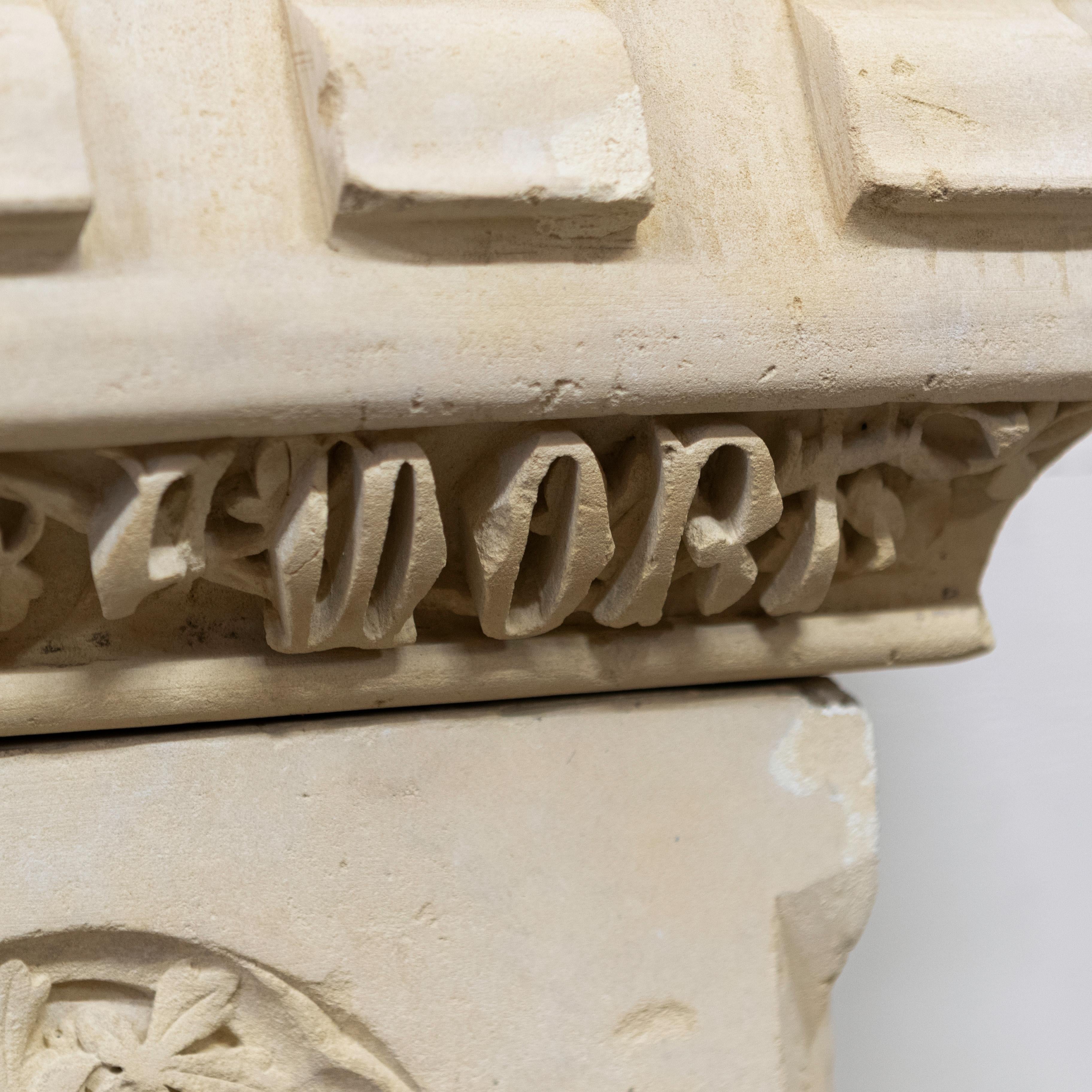 Un'originale cornice per camino in pietra francese della metà del XIX secolo con intricati intagli.

Alla base del fregio è scolpita una frase latina che si traduce in 