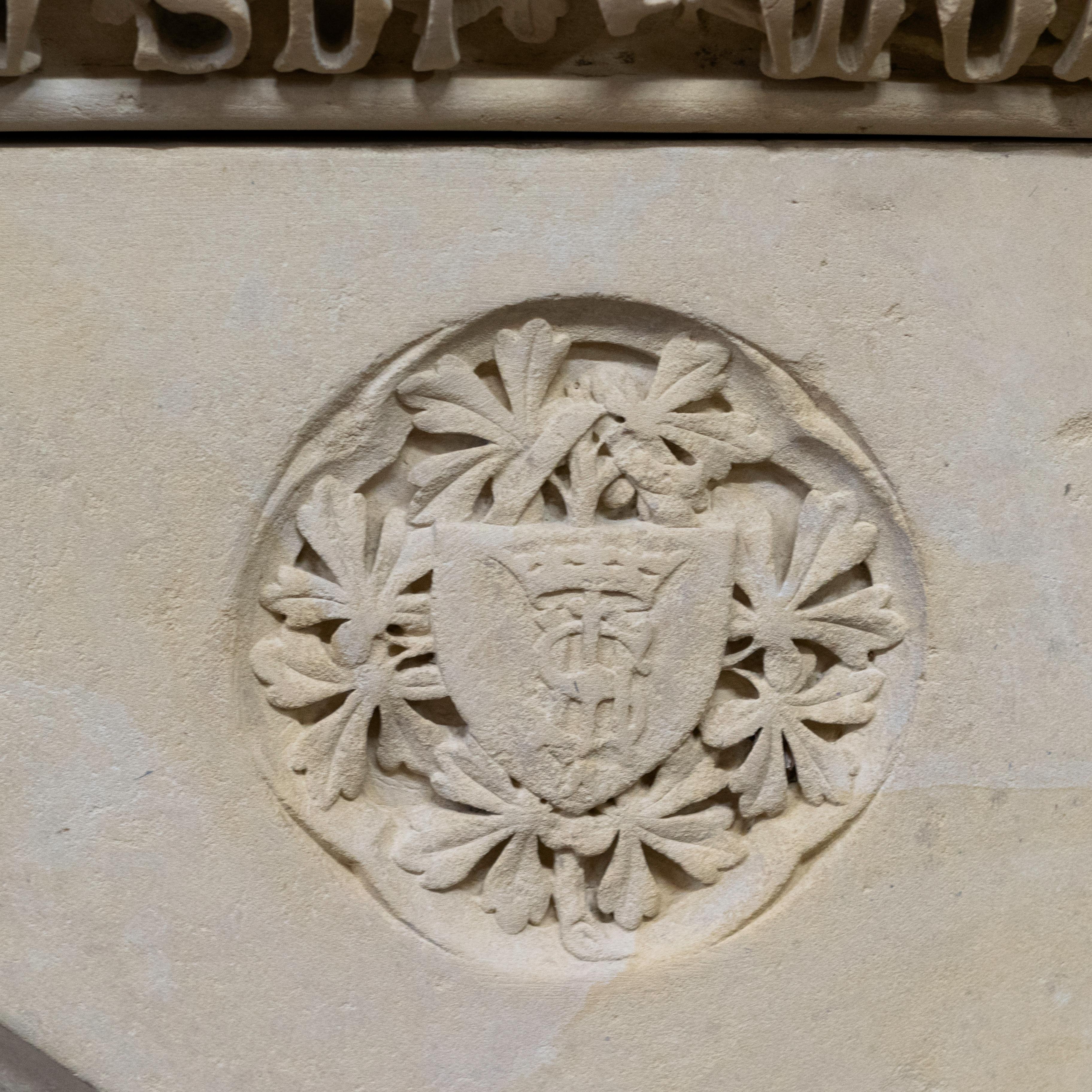 Metà XIX secolo Antico camino in pietra del XIX secolo in stile gotico-revival francese in vendita