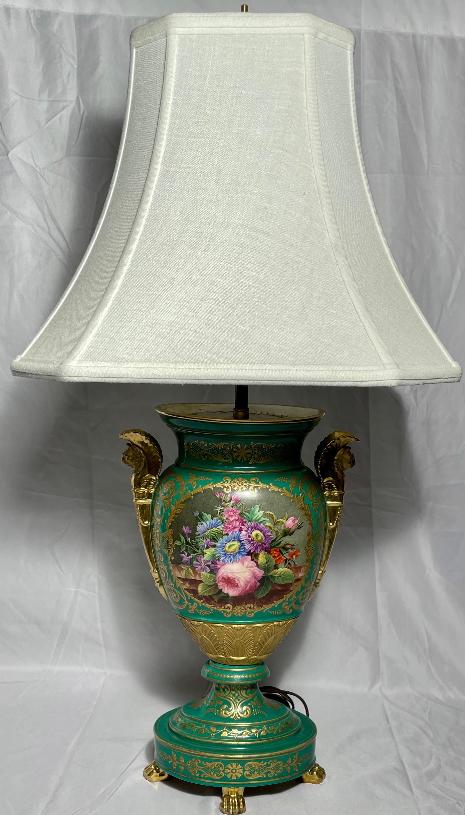 Antike französische Porzellanlampe des 19. Jahrhunderts, grün und gold bemalt, um 1860 (Französisch) im Angebot