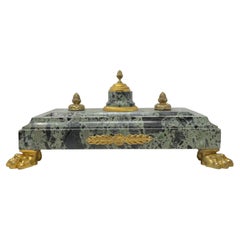 Antico calamaio francese del XIX secolo in marmo verde e ormolu.