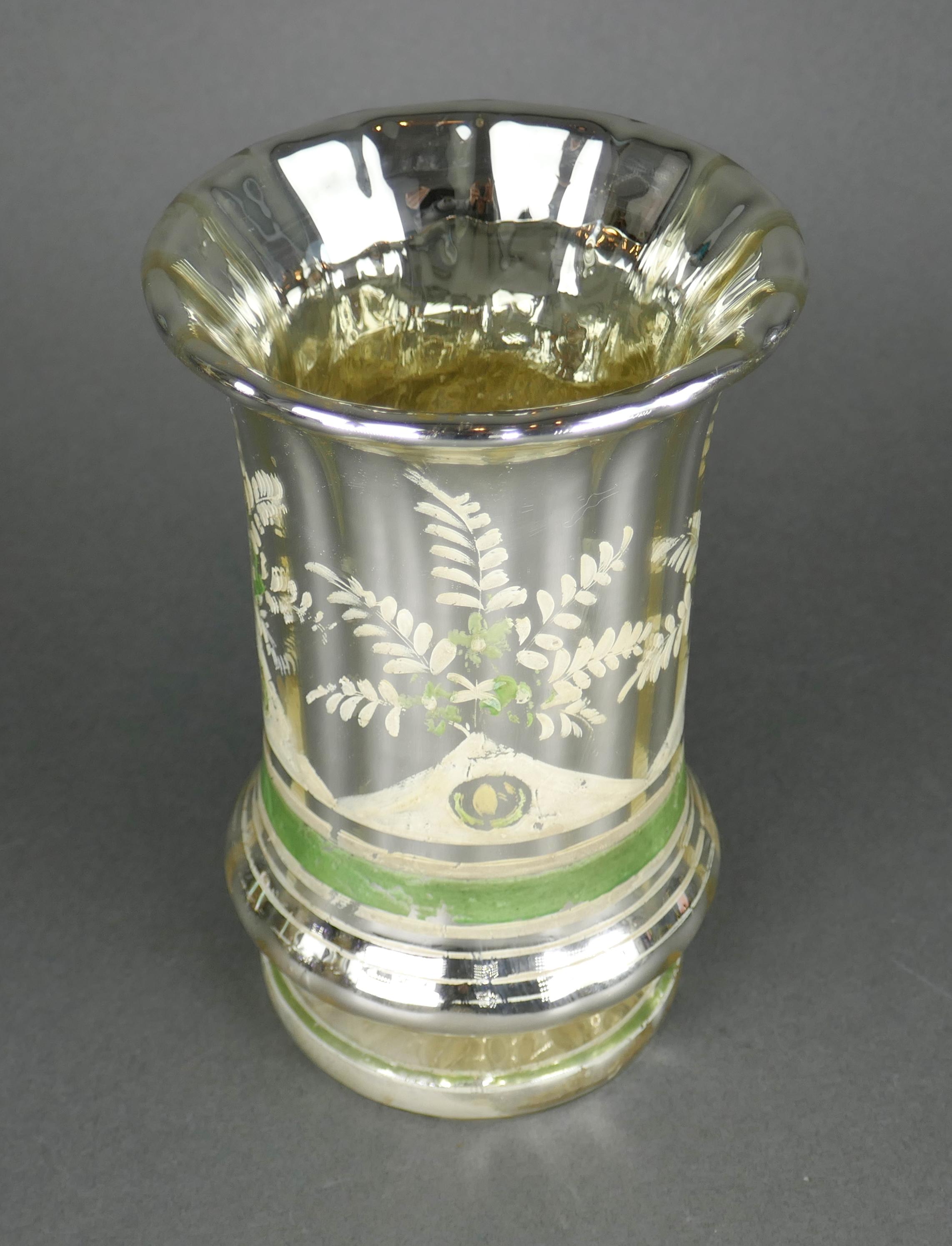 Vase en verre au mercure soufflé et décoré à la main à la fin du XIXe siècle. Quelques traces d'usure au niveau de la décoration. 