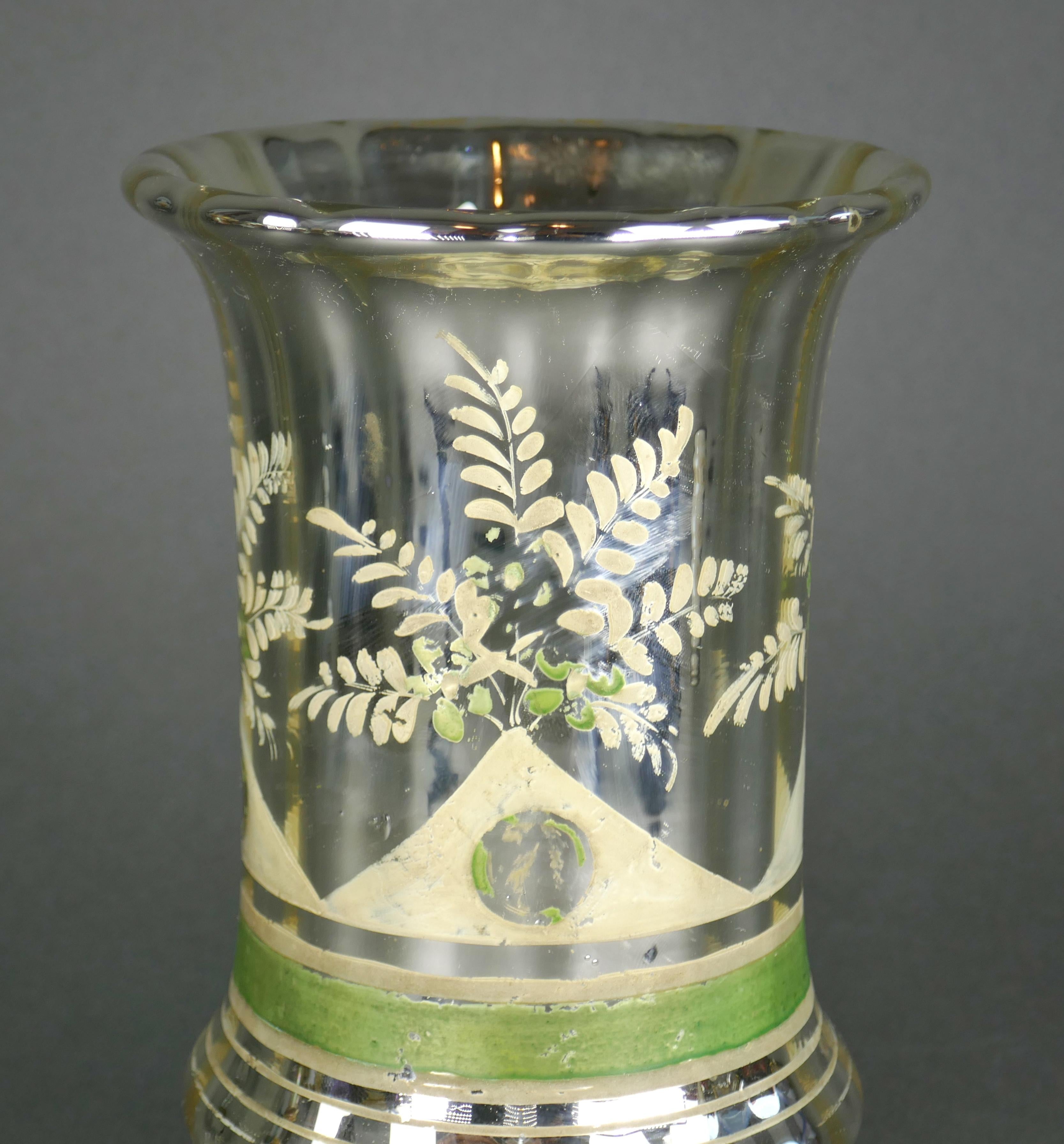 Français Vase français ancien du 19ème siècle soufflé à la main en miroir mercuré sur pied en vente