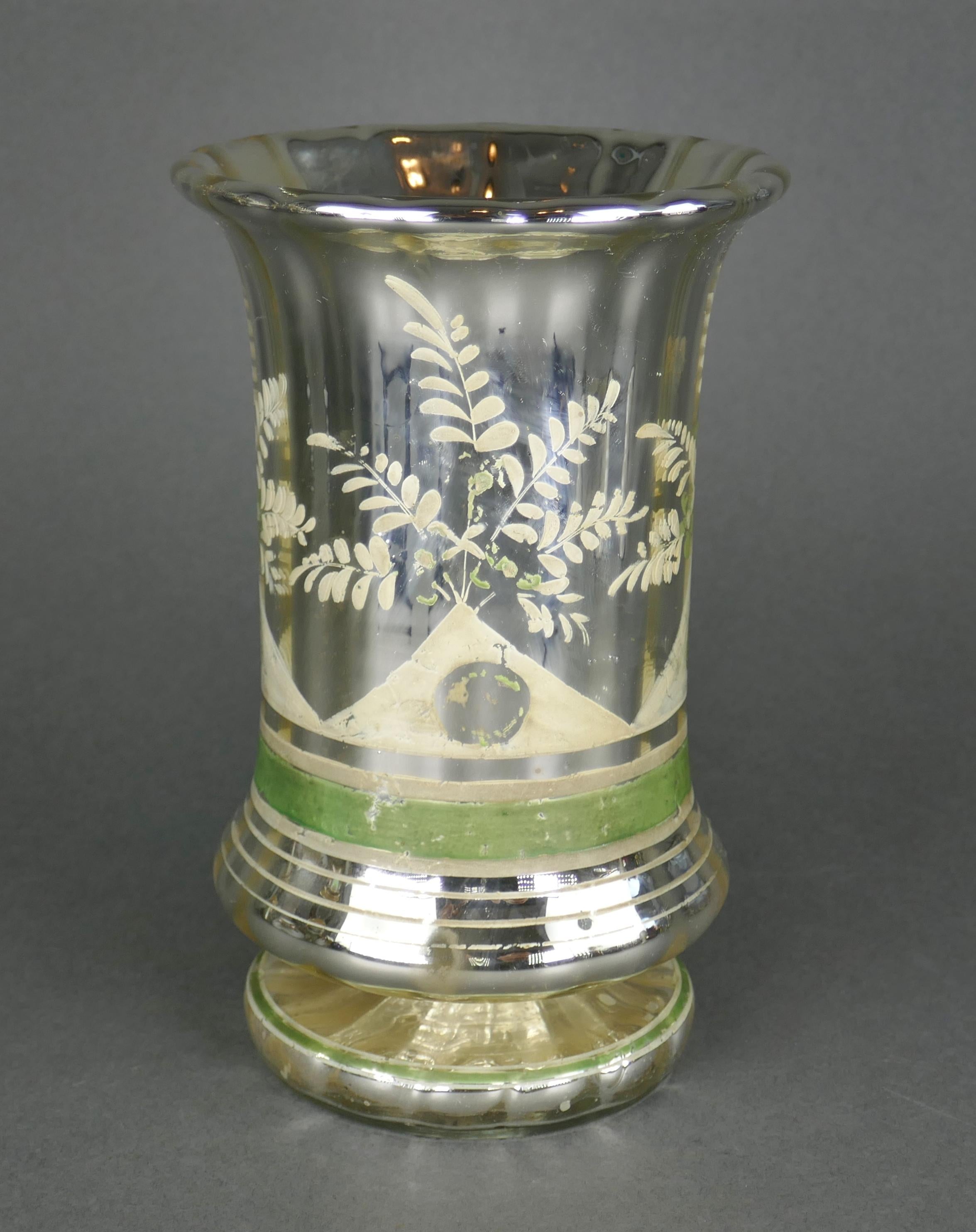 Vase français ancien du 19ème siècle soufflé à la main en miroir mercuré sur pied État moyen - En vente à San Juan Capistrano, CA