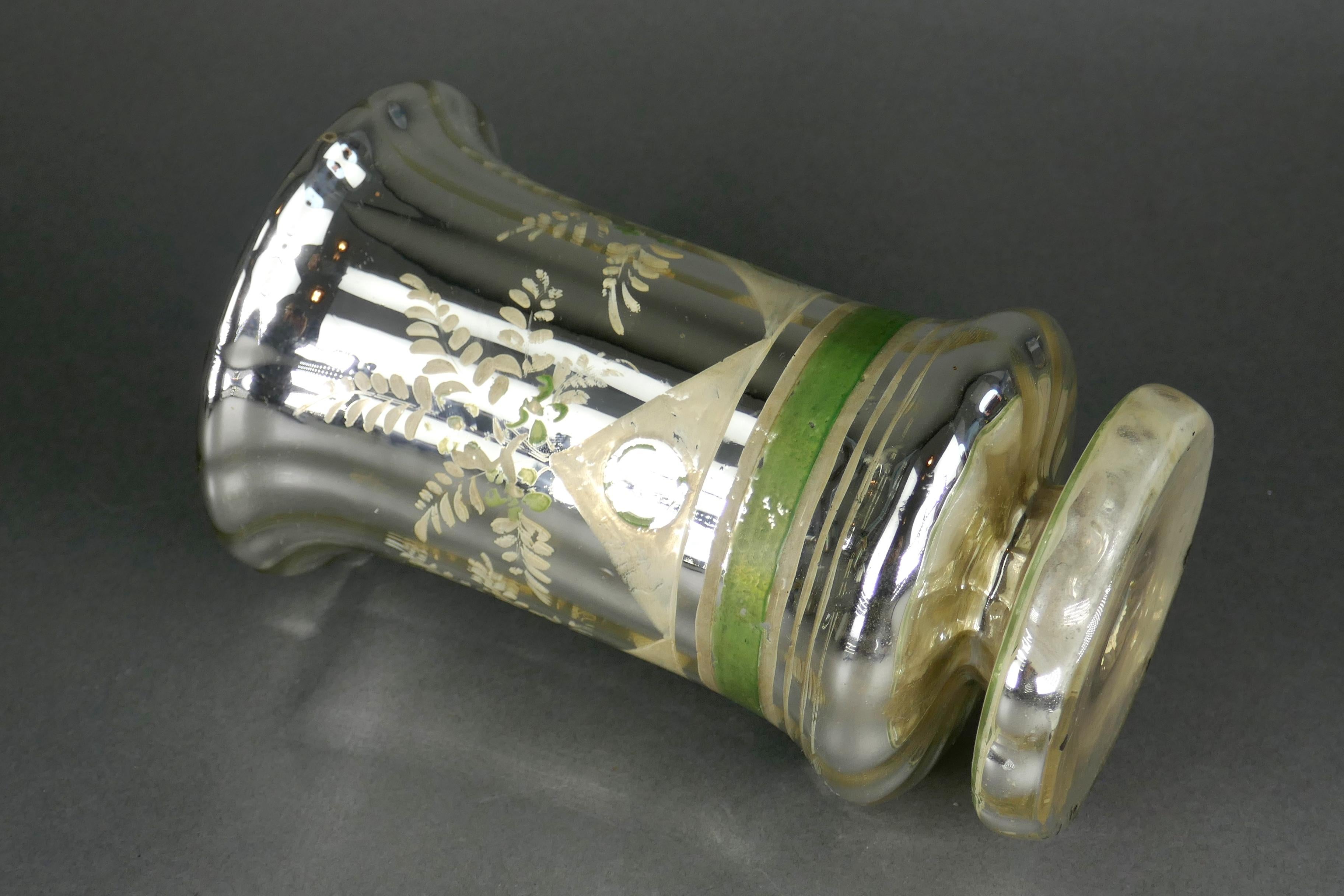 Vase français ancien du 19ème siècle soufflé à la main en miroir mercuré sur pied en vente 1