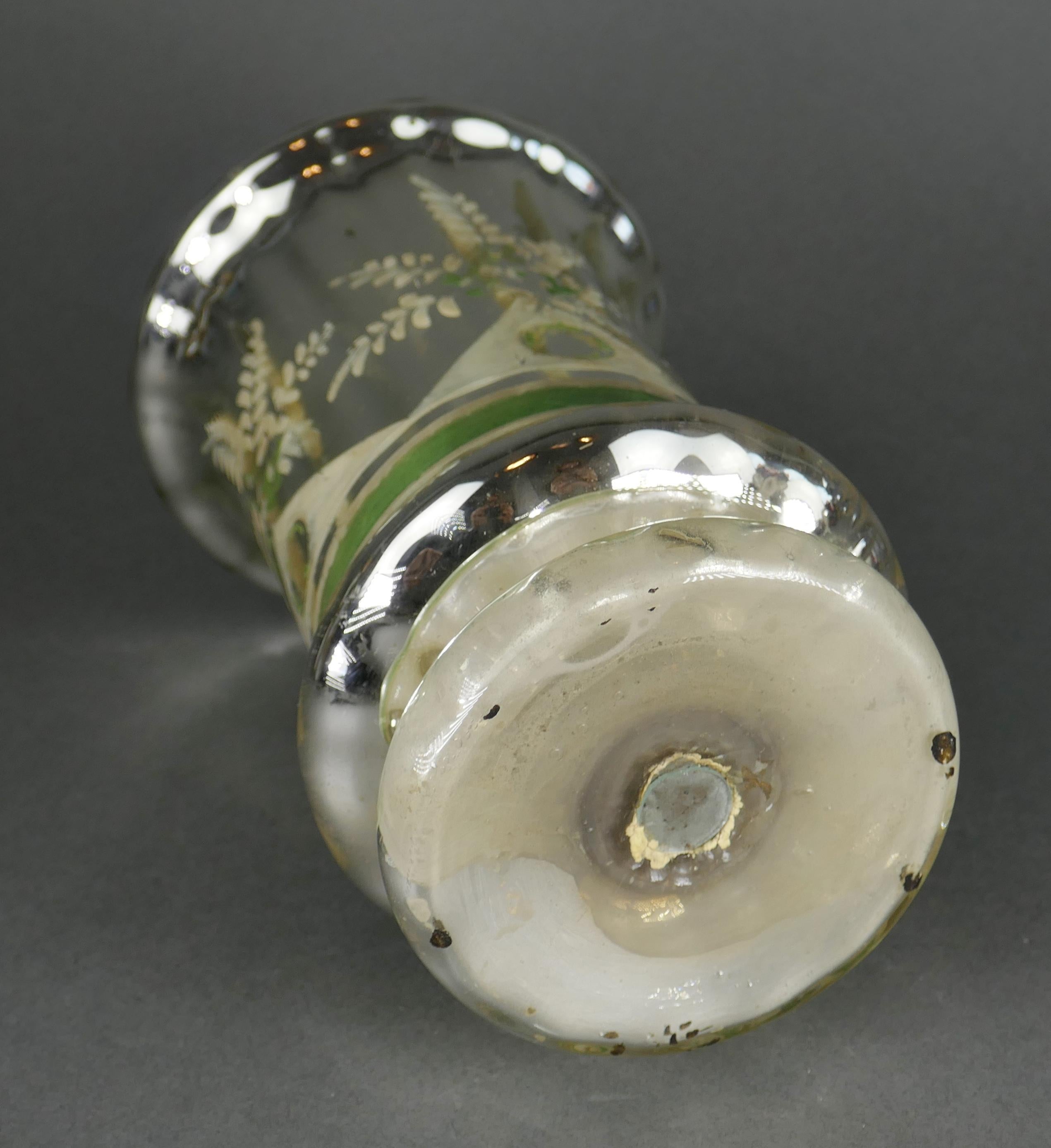 Vase français ancien du 19ème siècle soufflé à la main en miroir mercuré sur pied en vente 2