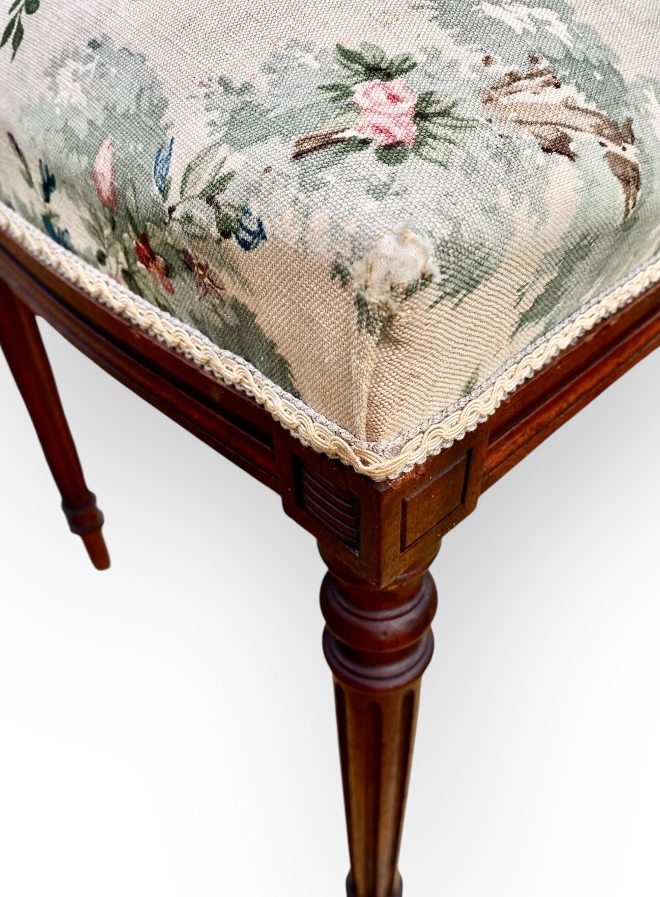 Antique Early 20th Century Französisch Hand geschnitzt Nussbaum Side Chair im Angebot 10