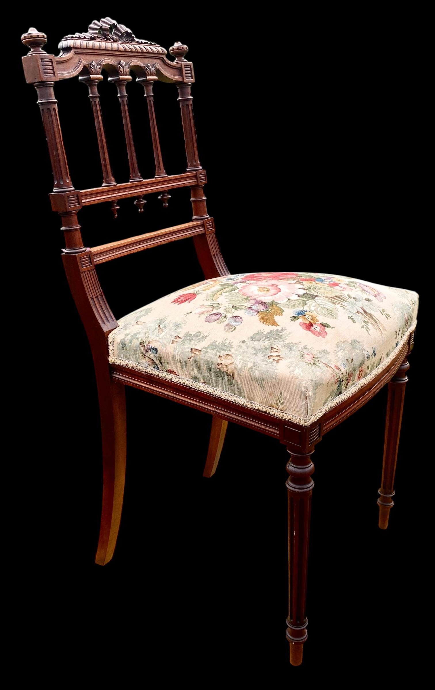 Antique Early 20th Century Französisch Hand geschnitzt Nussbaum Side Chair (Belle Époque) im Angebot