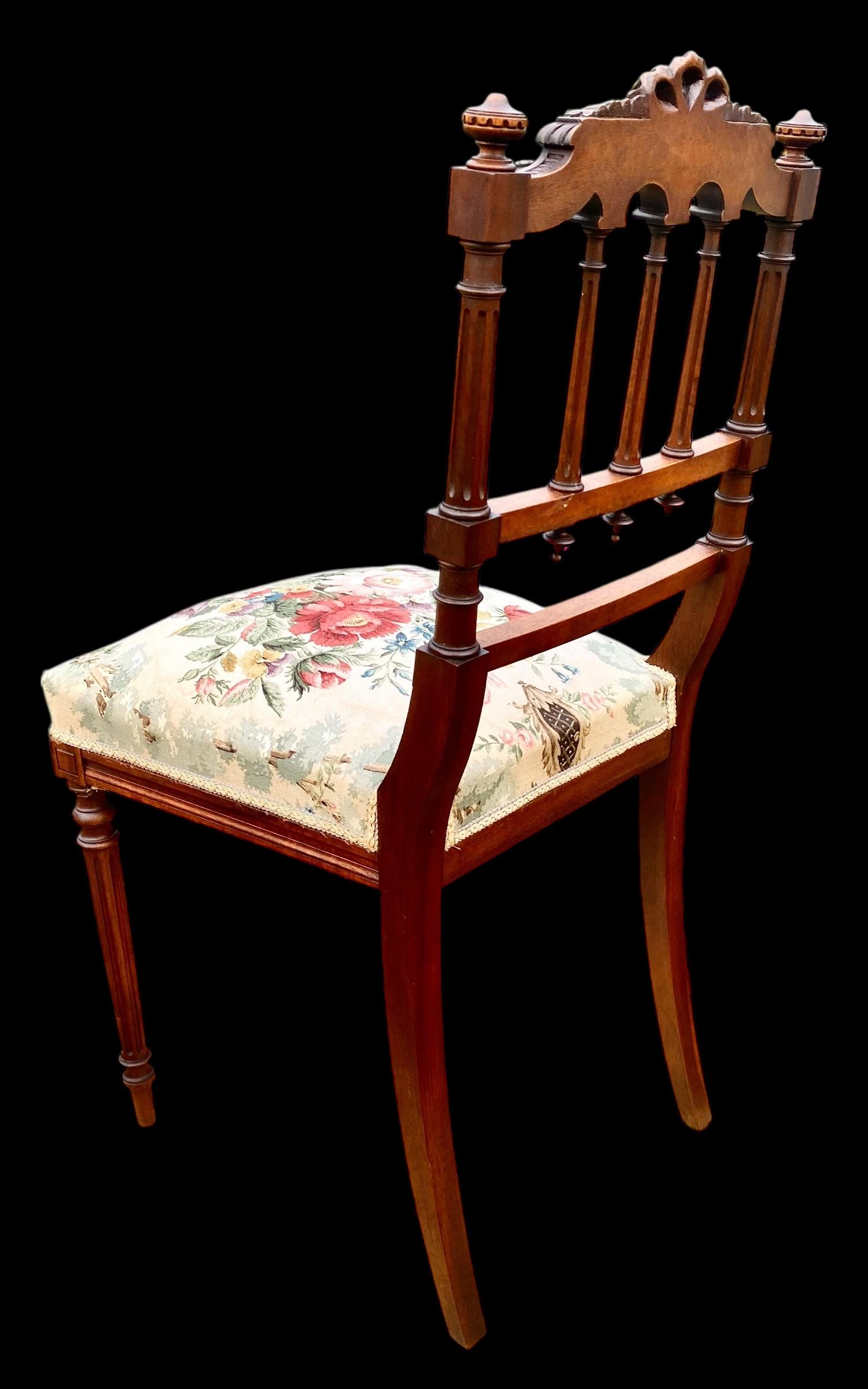 Antique Early 20th Century Französisch Hand geschnitzt Nussbaum Side Chair (Handgeschnitzt) im Angebot