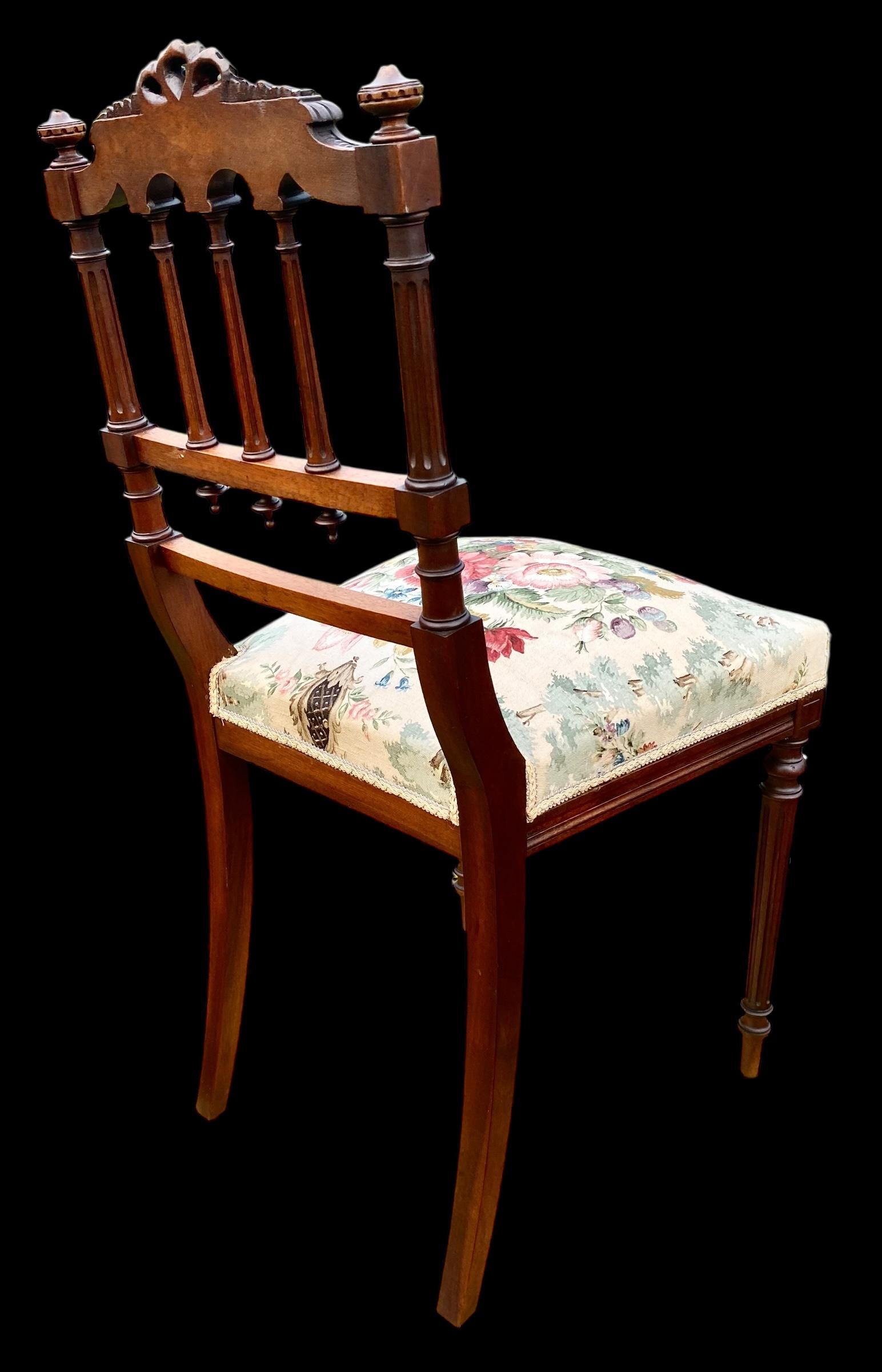 Antique Early 20th Century Französisch Hand geschnitzt Nussbaum Side Chair im Zustand „Gut“ im Angebot in New Orleans, LA