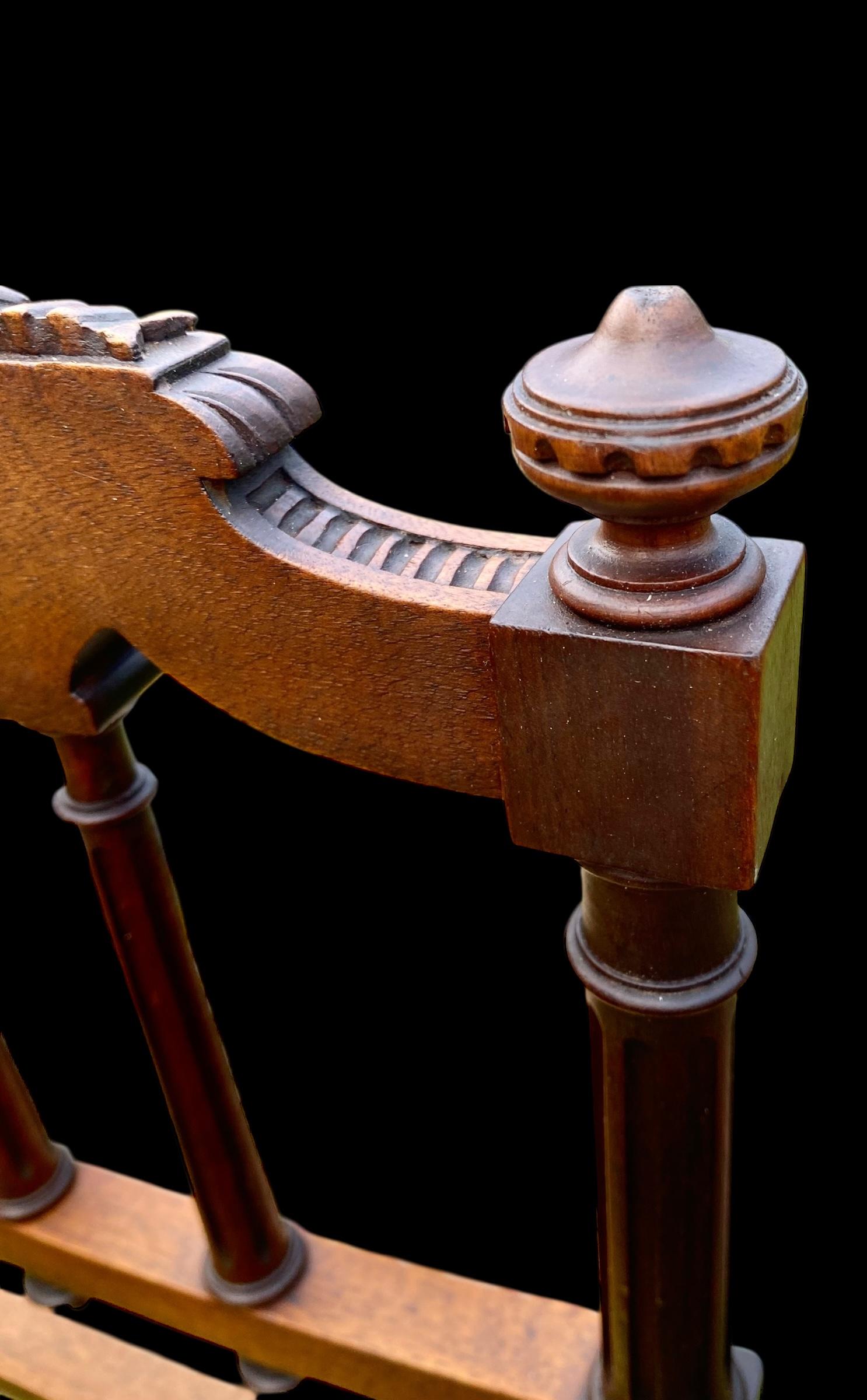 Antique Early 20th Century Französisch Hand geschnitzt Nussbaum Side Chair (Frühes 20. Jahrhundert) im Angebot