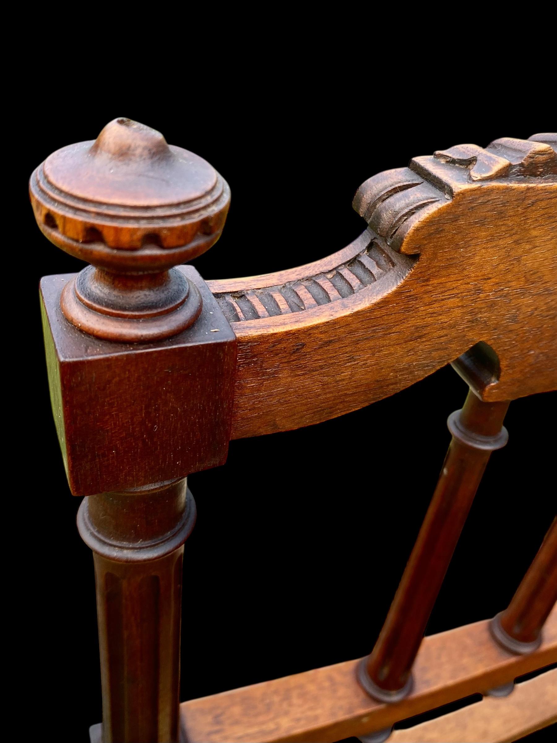 Antique Early 20th Century Französisch Hand geschnitzt Nussbaum Side Chair (Baumwolle) im Angebot