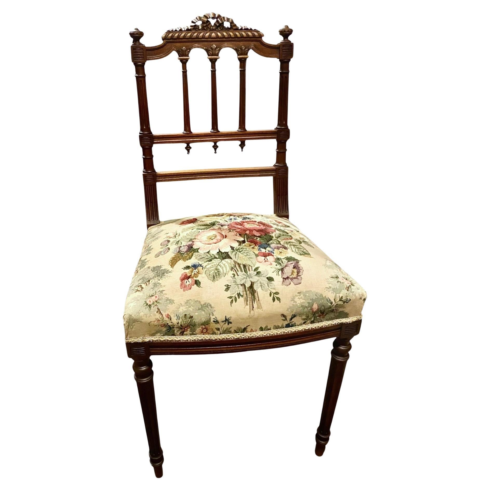 Antique Early 20th Century Französisch Hand geschnitzt Nussbaum Side Chair im Angebot