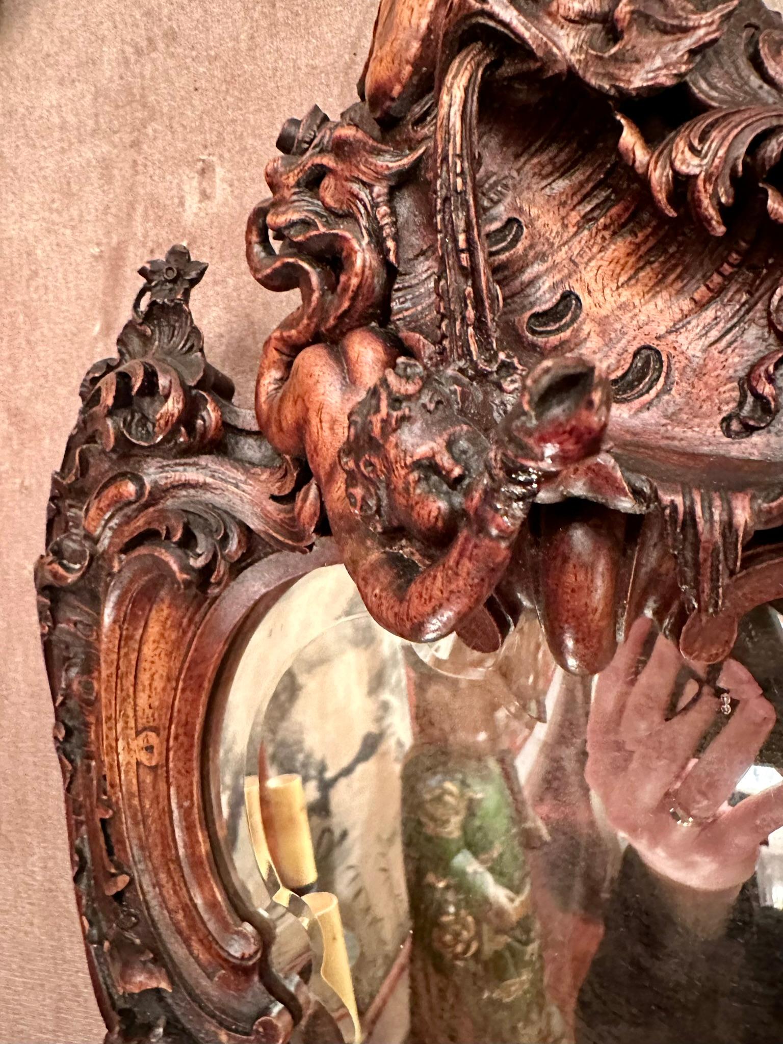 Biseauté Antique Mirror biseauté en noyer très sculpté du 19ème siècle français, Ca. 1875 en vente