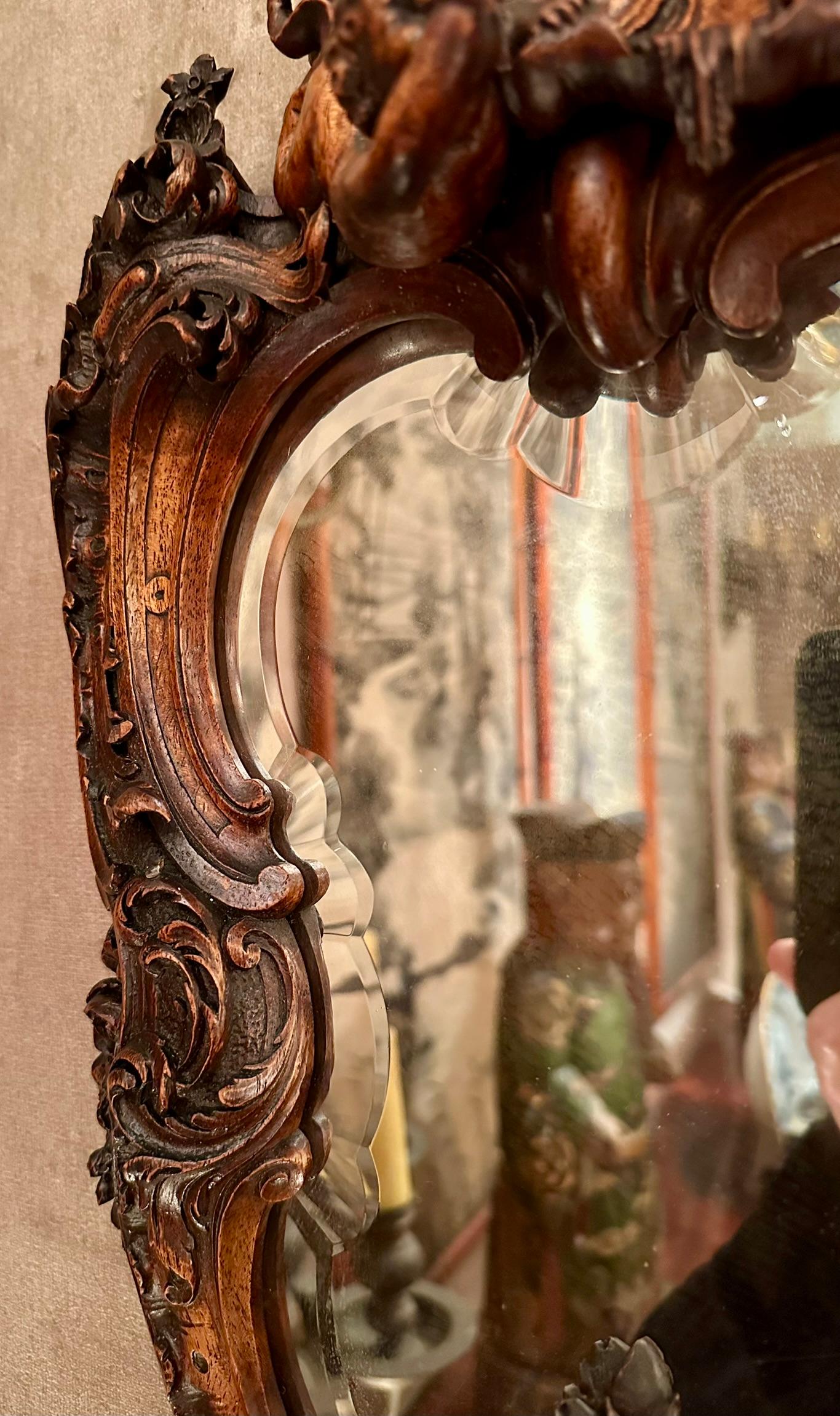 Antique Mirror biseauté en noyer très sculpté du 19ème siècle français, Ca. 1875 Bon état - En vente à New Orleans, LA