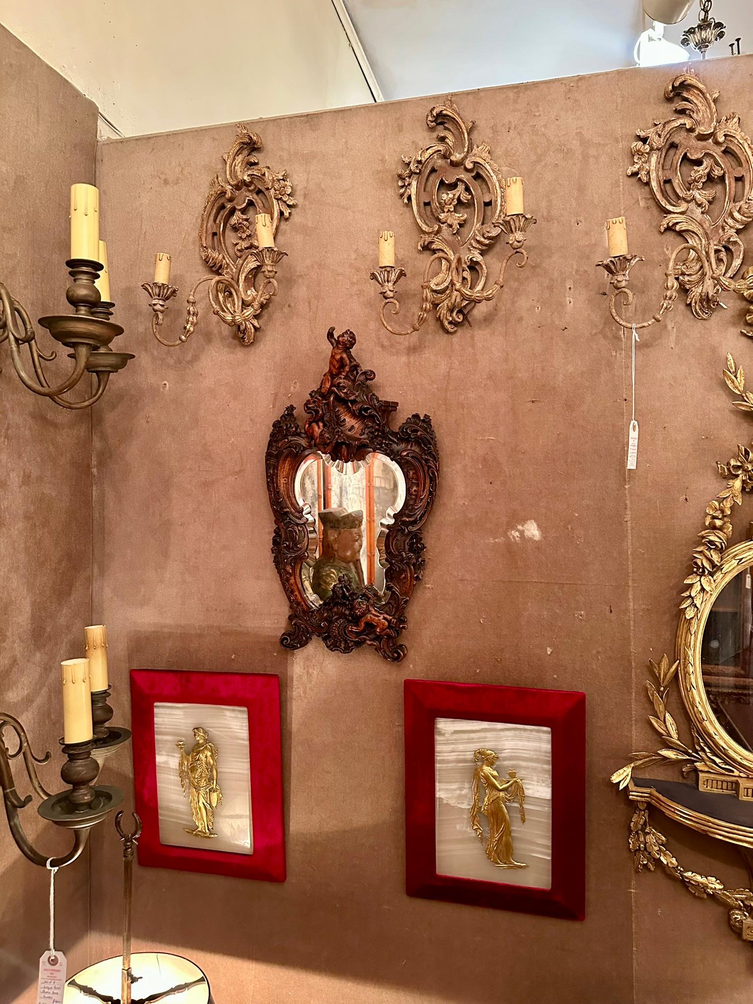 Miroir Antique Mirror biseauté en noyer très sculpté du 19ème siècle français, Ca. 1875 en vente