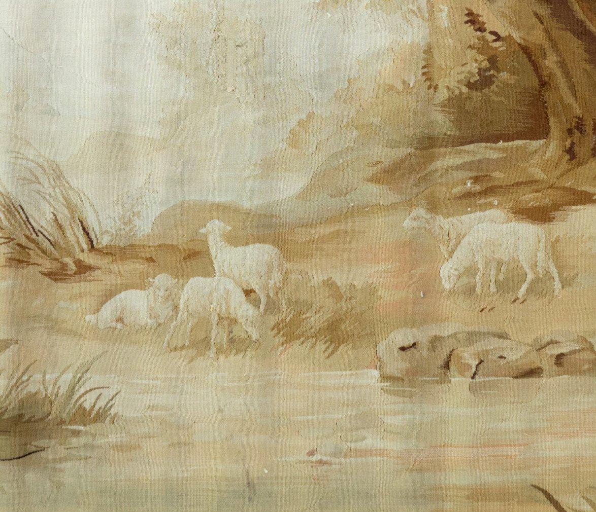 Antiguo tapiz Verdure de paisaje francés del siglo XIX que representa un encantador entorno de ovejas a orillas de un río con una cascada rodeada de verdes terrenos palaciegos. Mide 2,8 x 5,4 pies.

Las piezas están en excelente estado, salvo una