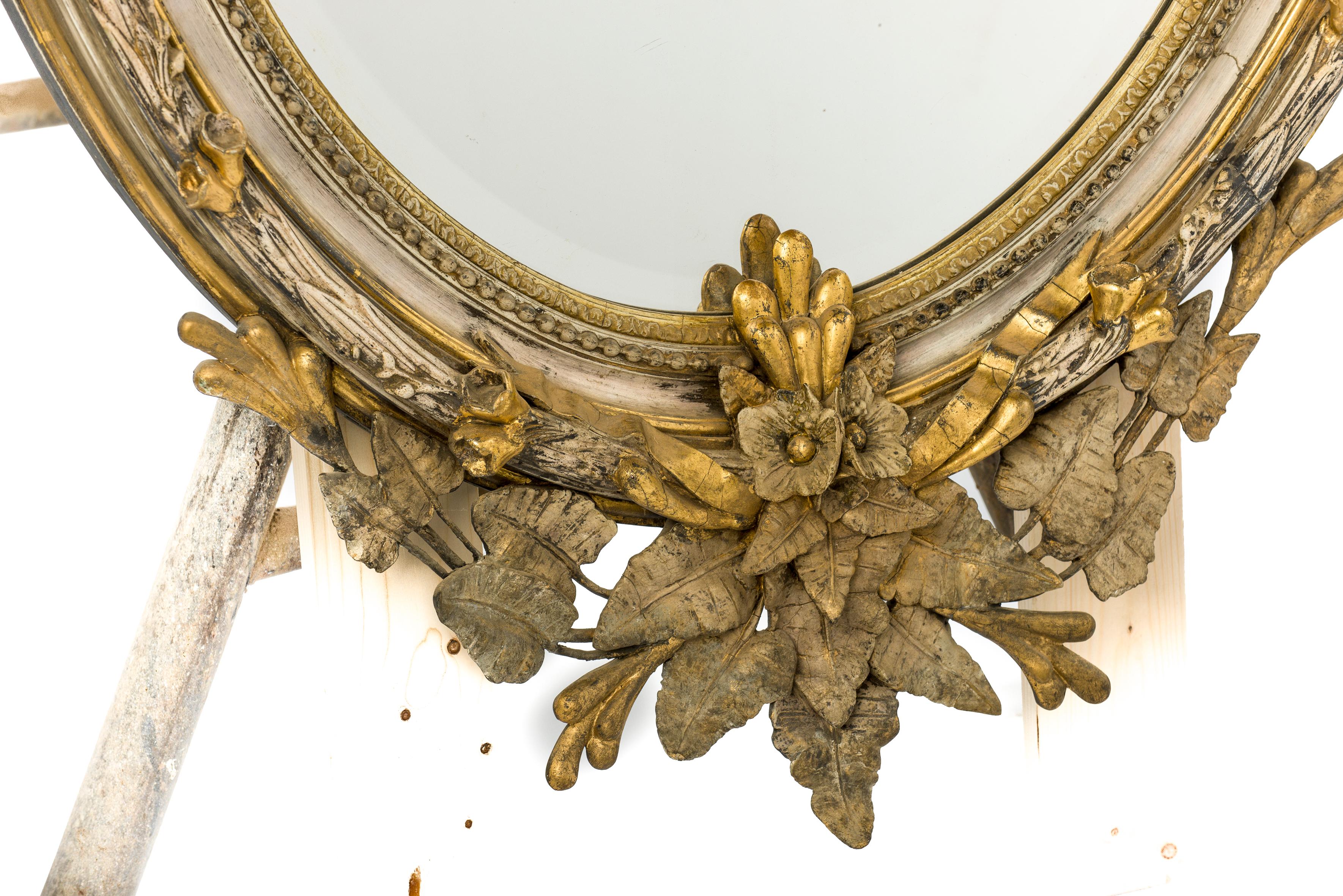 Antike 19. Jahrhundert Französisch großen Maßstab Oval Gold vergoldet Spiegel mit Crest im Zustand „Gut“ im Angebot in Casteren, NL